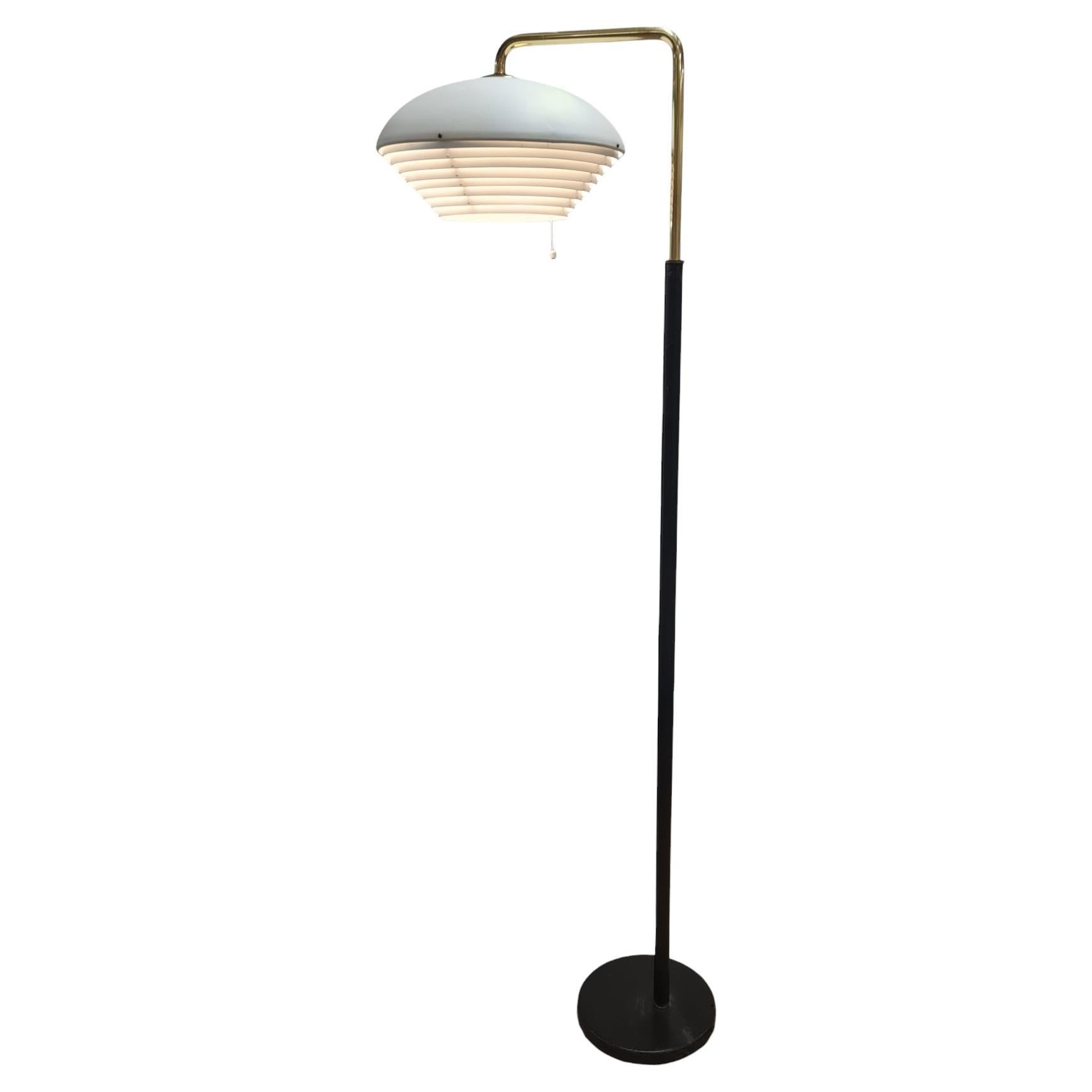 Lampada da terra 'Mughetto' di Alvar Aalto Modello A811, Valaistustyö anni '60 in vendita