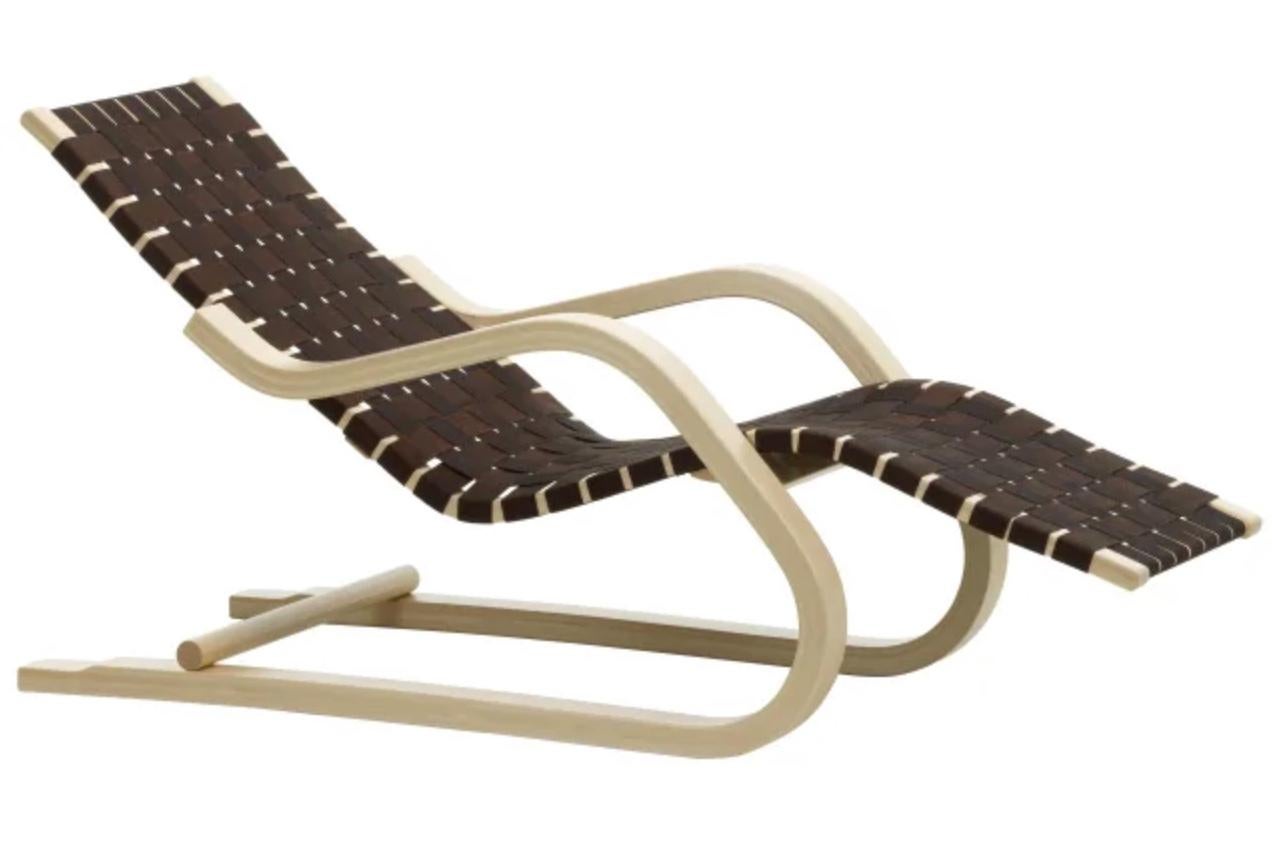 Chaise longue '43' 1937 d'Alvar Aalto en bouleau et sangles de lin noires et brunes pour Artek. Nouveau, production en cours.  

L'étonnante Lounge Chair 43 explore les possibilités de fabrication du bois courbé. Il met en valeur la stabilité et la