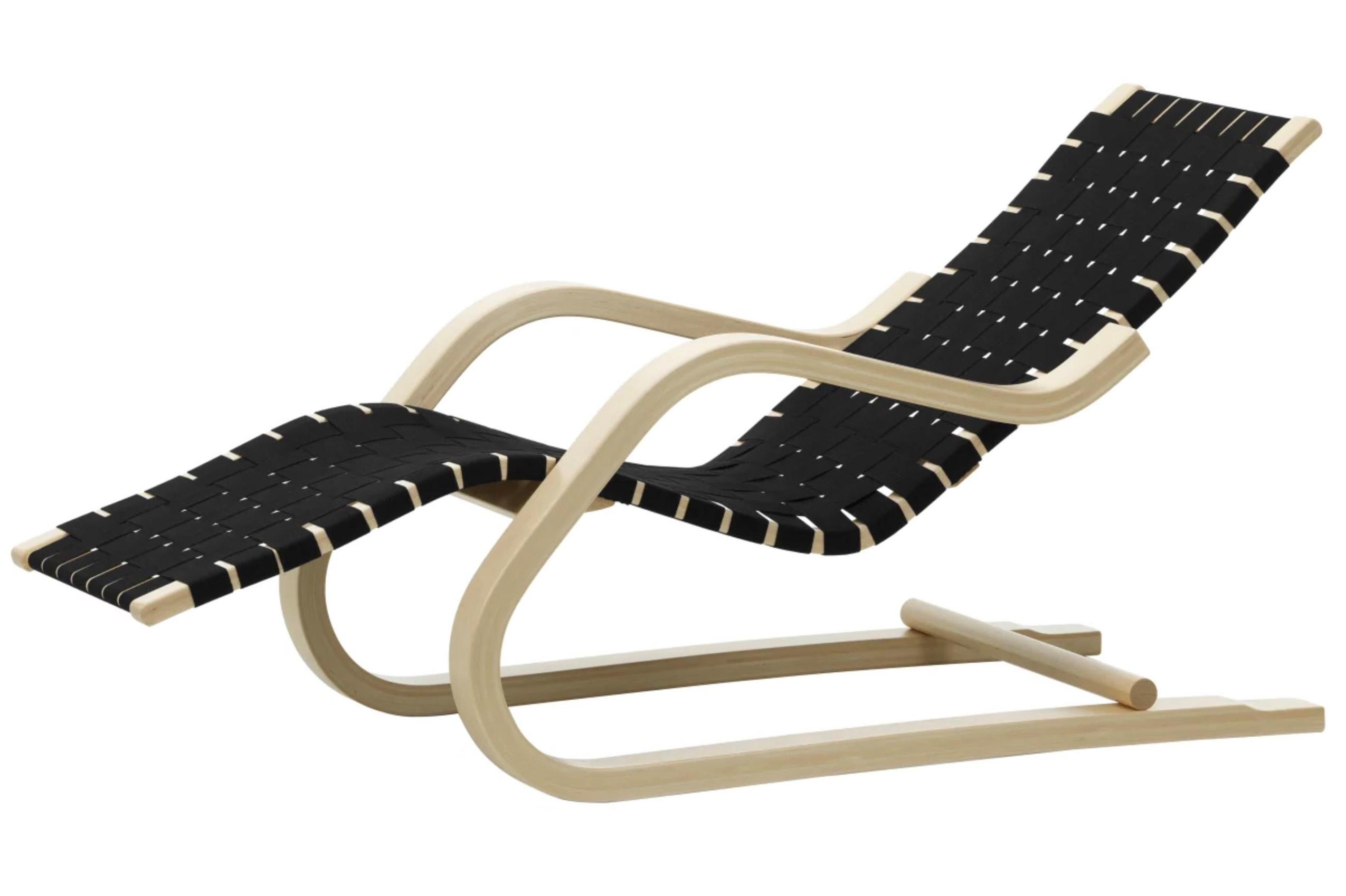 Chaise longue '43' 1937 d'Alvar Aalto en bouleau et toile de lin noire pour Artek. Nouveau, production en cours.  

L'étonnante Lounge Chair 43 explore les possibilités de fabrication du bois courbé. Il met en valeur la stabilité et la flexibilité