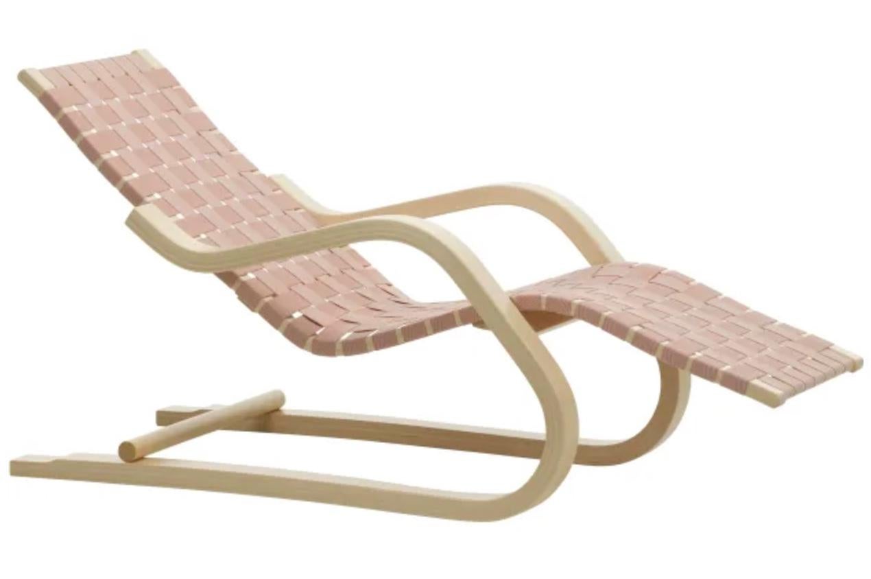 Chaise longue '43' 1937 d'Alvar Aalto en bouleau et sangles en lin naturel/rouge pour Artek. Nouveau, production en cours.  

L'étonnante Lounge Chair 43 explore les possibilités de fabrication du bois courbé. Il met en valeur la stabilité et la