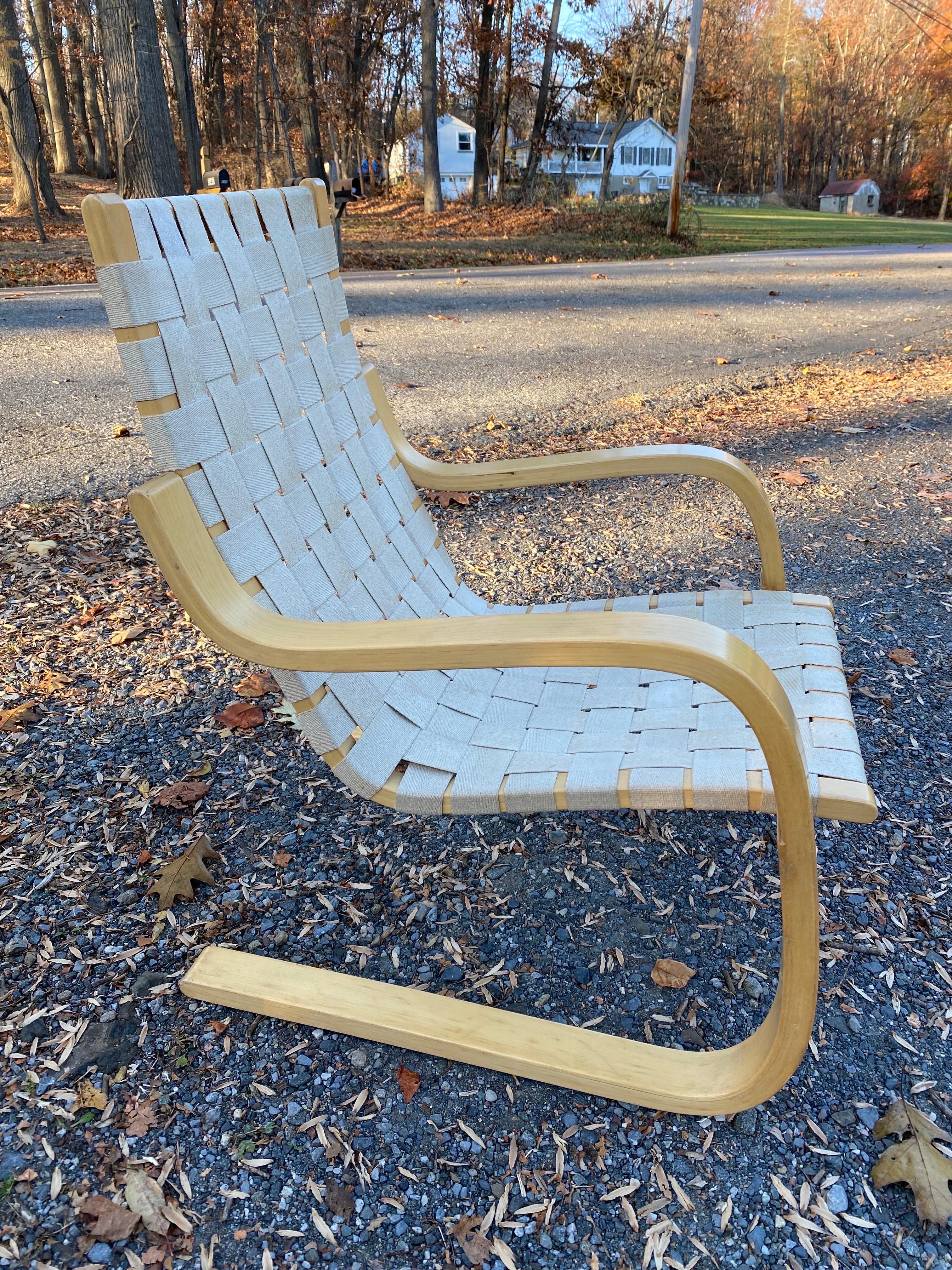 Chaise longue Alvar Aalto en lin et Beeche en très bon état d'origine !  2ème exemplaire disponible avec plus d'usure au niveau de l'assise du linge.  Les photos ultérieures montrent la deuxième chaise avec une zone claire sur le côté droit de