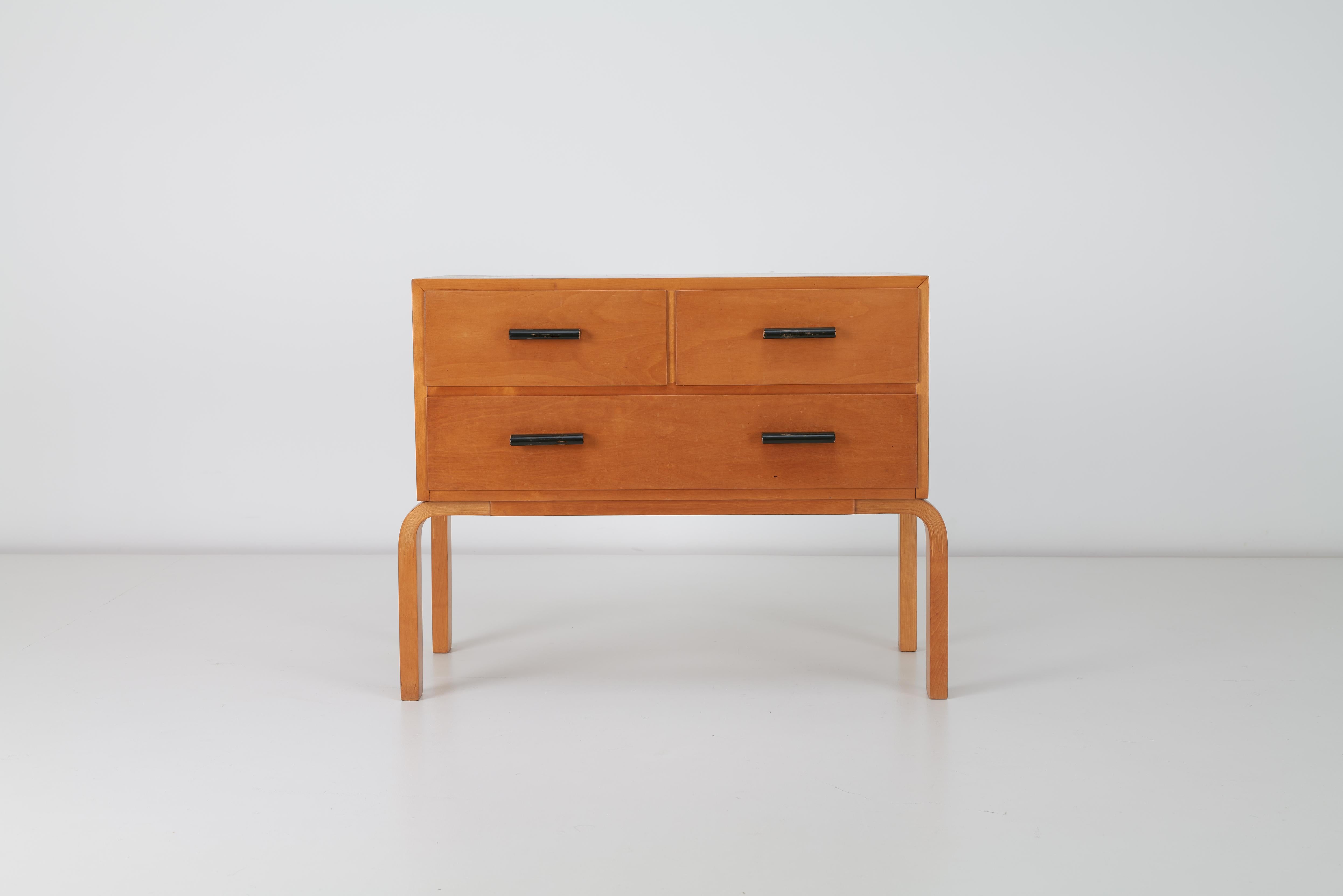 Dieses Stück ist ein sehr seltenes und beeindruckendes Beispiel für skandinavisches Design. Die niedrige Kommode von Aalto, der für seinen innovativen Ansatz bei modernistischen Möbeln bekannt ist, verbindet schlichten Minimalismus mit organischer