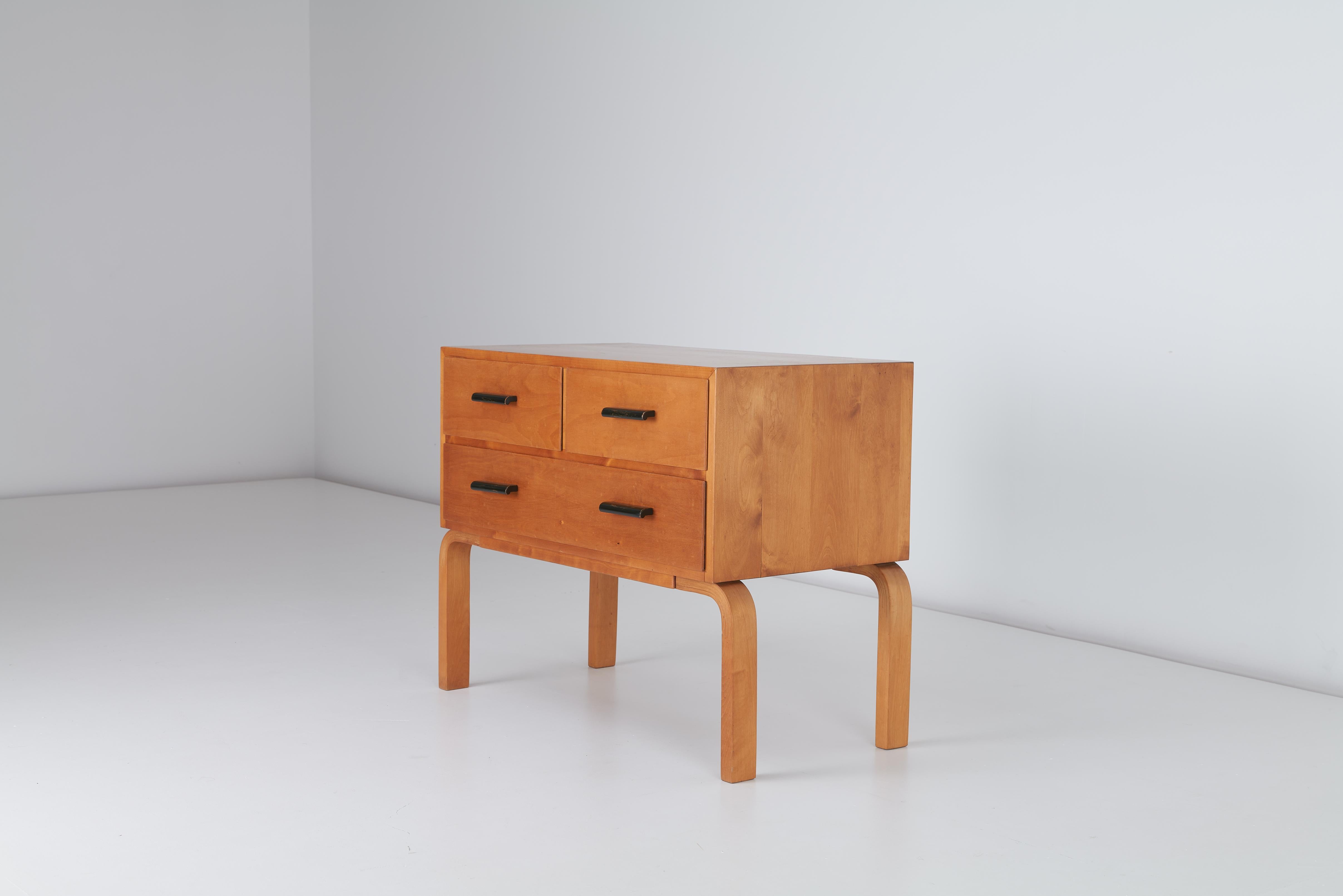Alvar Aalto – niedrige Kommode aus Birke Finmar Label um 1935 (Finnisch) im Angebot