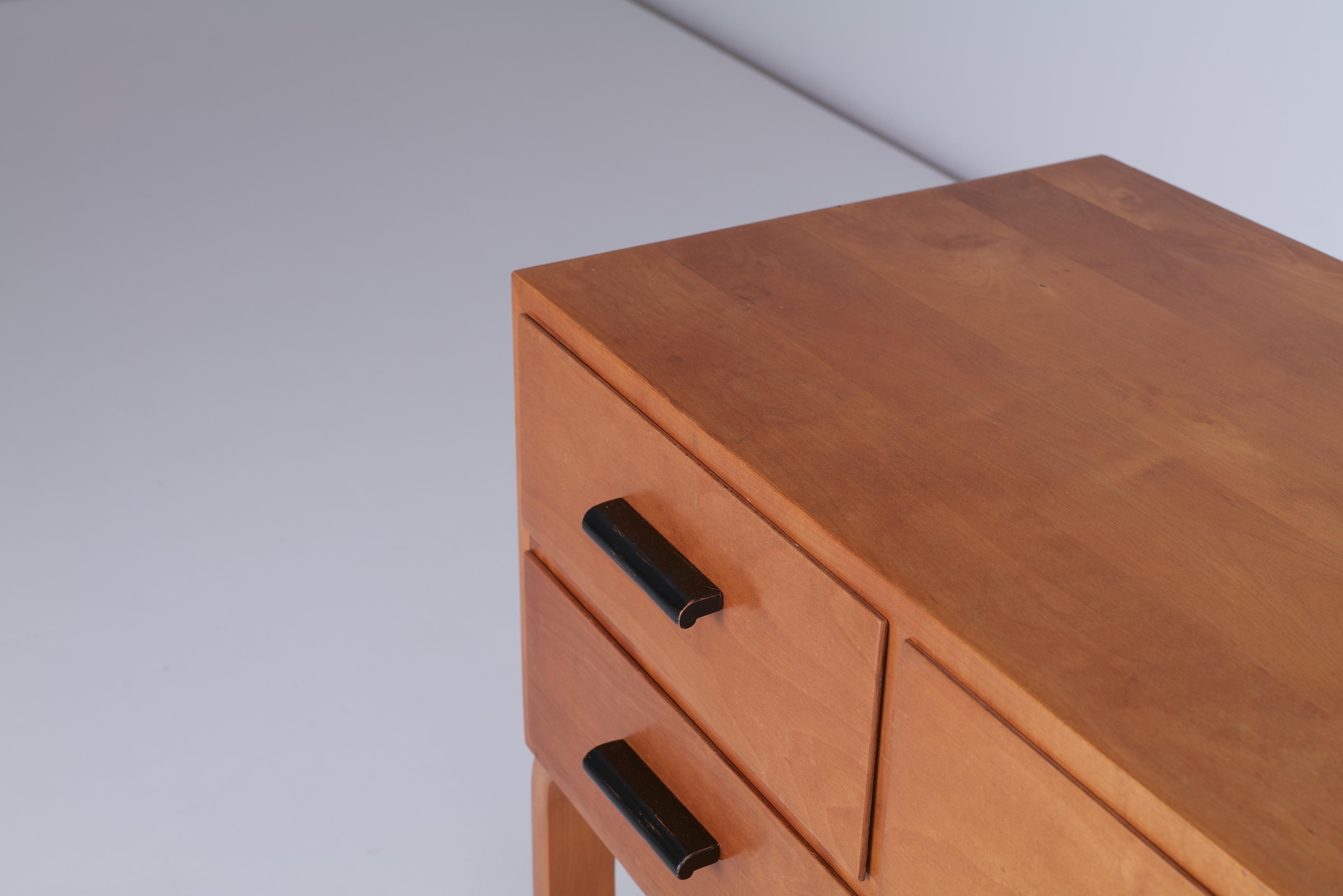 Alvar Aalto – niedrige Kommode aus Birke Finmar Label um 1935 im Zustand „Gut“ im Angebot in Uxbridge, GB