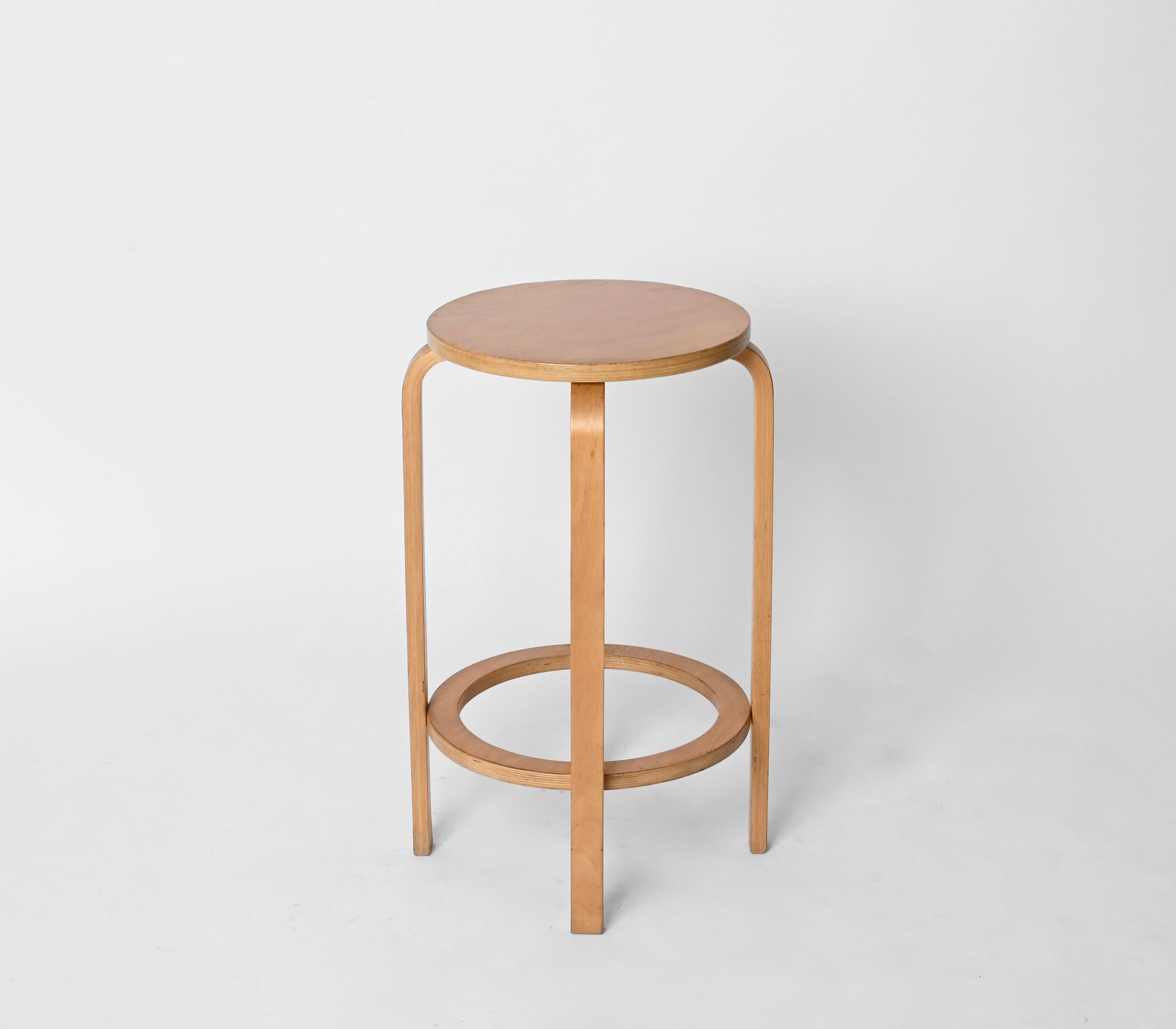 Alvar Aalto Taburetes o pedestales de abedul de mediados de siglo / Mesa auxiliar, 1970 2