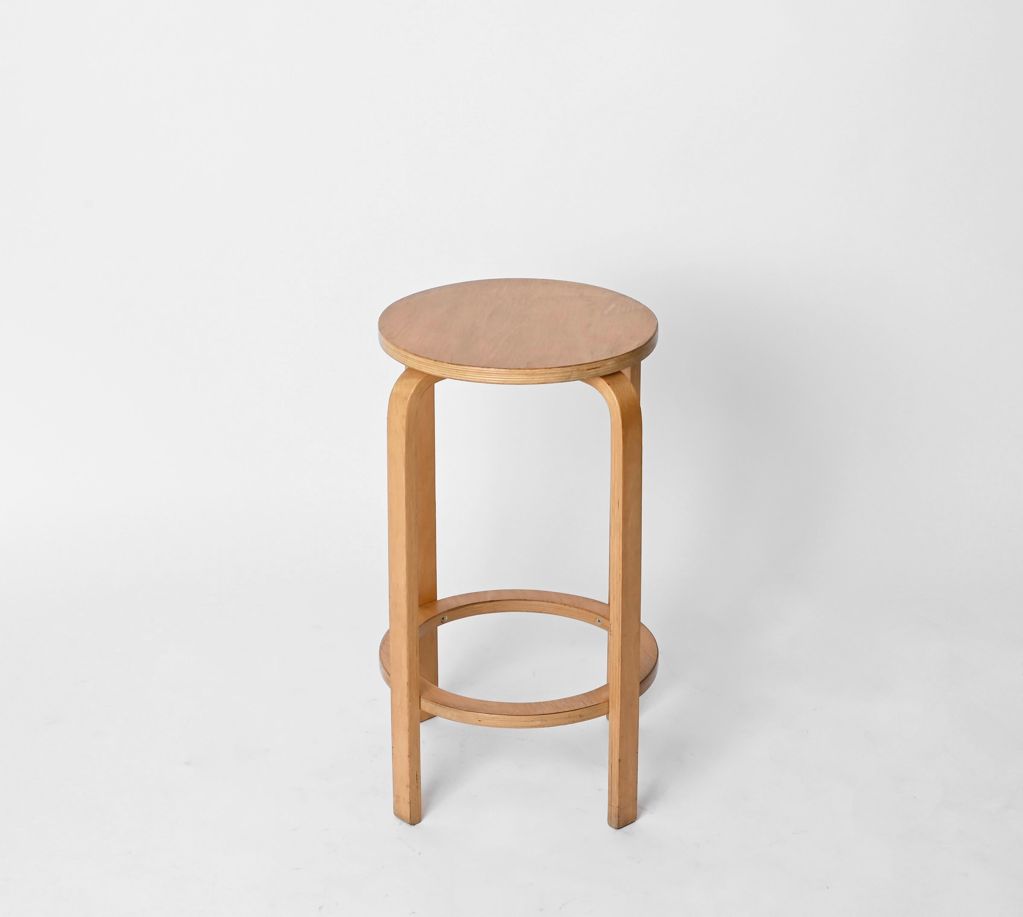 Maravillosos taburetes Alvar Aalto de mediados de siglo en madera de abedul. Estos elegantes taburetes se fabricaron durante la década de 1970.

Estos icónicos taburetes están en magníficas condiciones, tienen un bonito color miel y algunos signos