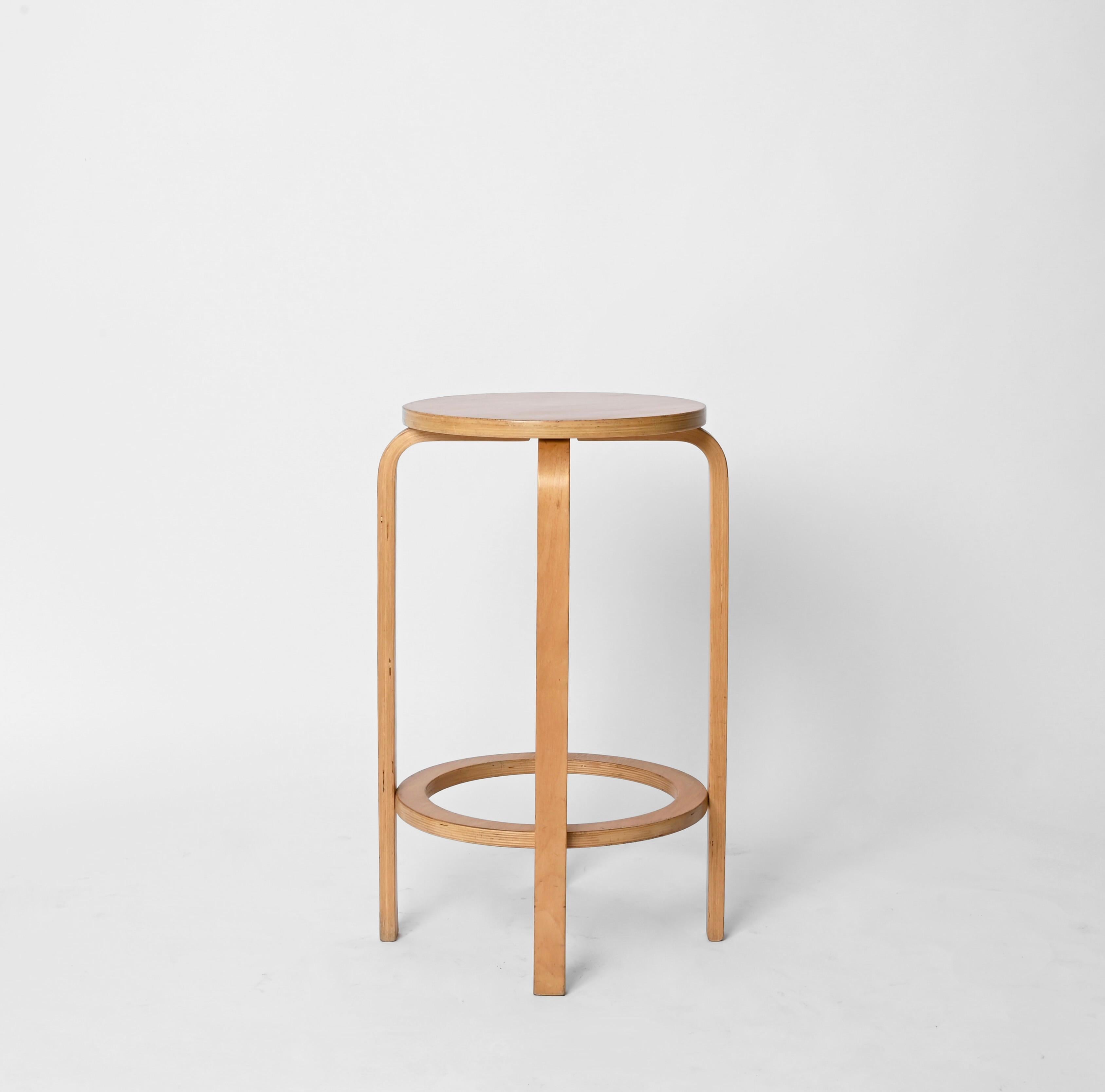 Alvar Aalto Taburetes o pedestales de abedul de mediados de siglo / Mesa auxiliar, 1970 Moderno de mediados de siglo
