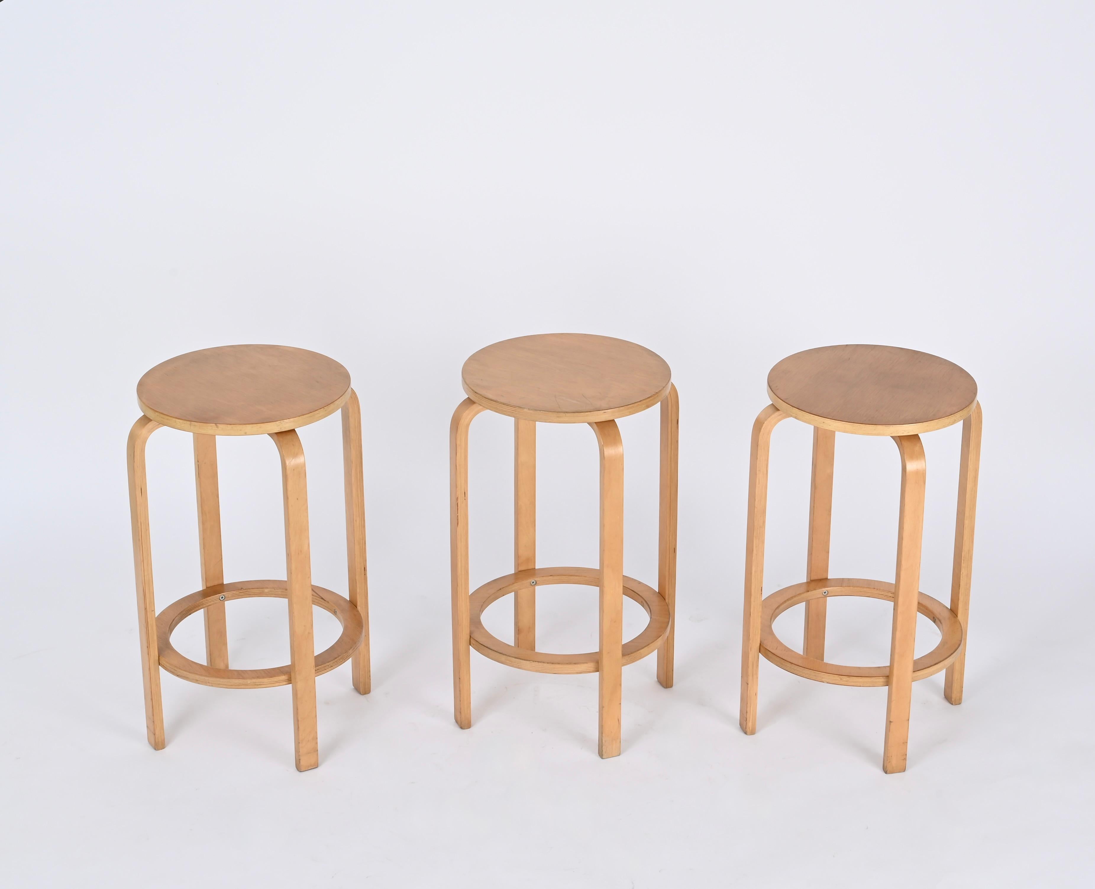 Alvar Aalto Taburetes o pedestales de abedul de mediados de siglo / Mesa auxiliar, 1970 Hecho a mano
