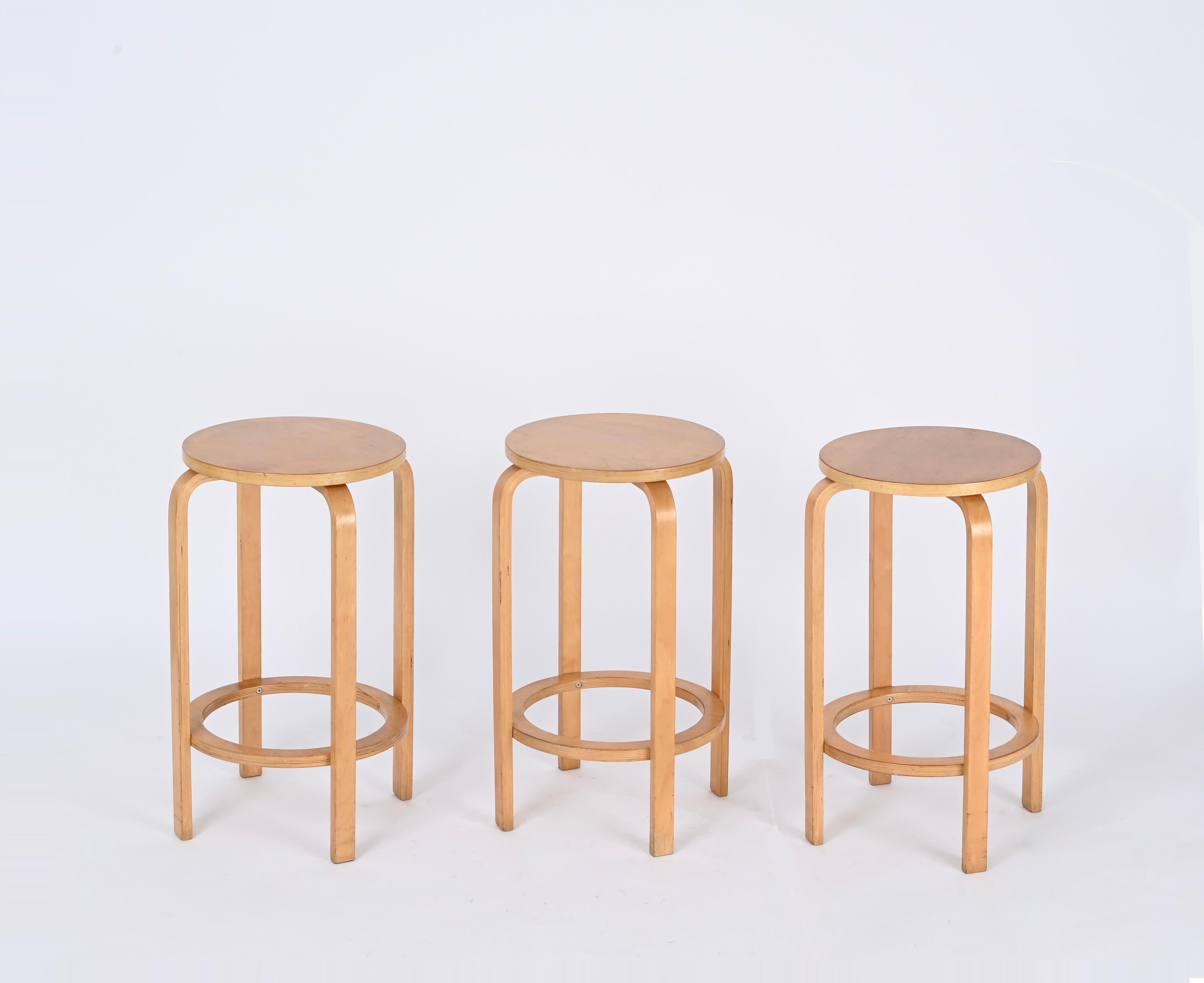 Alvar Aalto Taburetes o pedestales de abedul de mediados de siglo / Mesa auxiliar, 1970 en Bueno Estado en Roma, IT