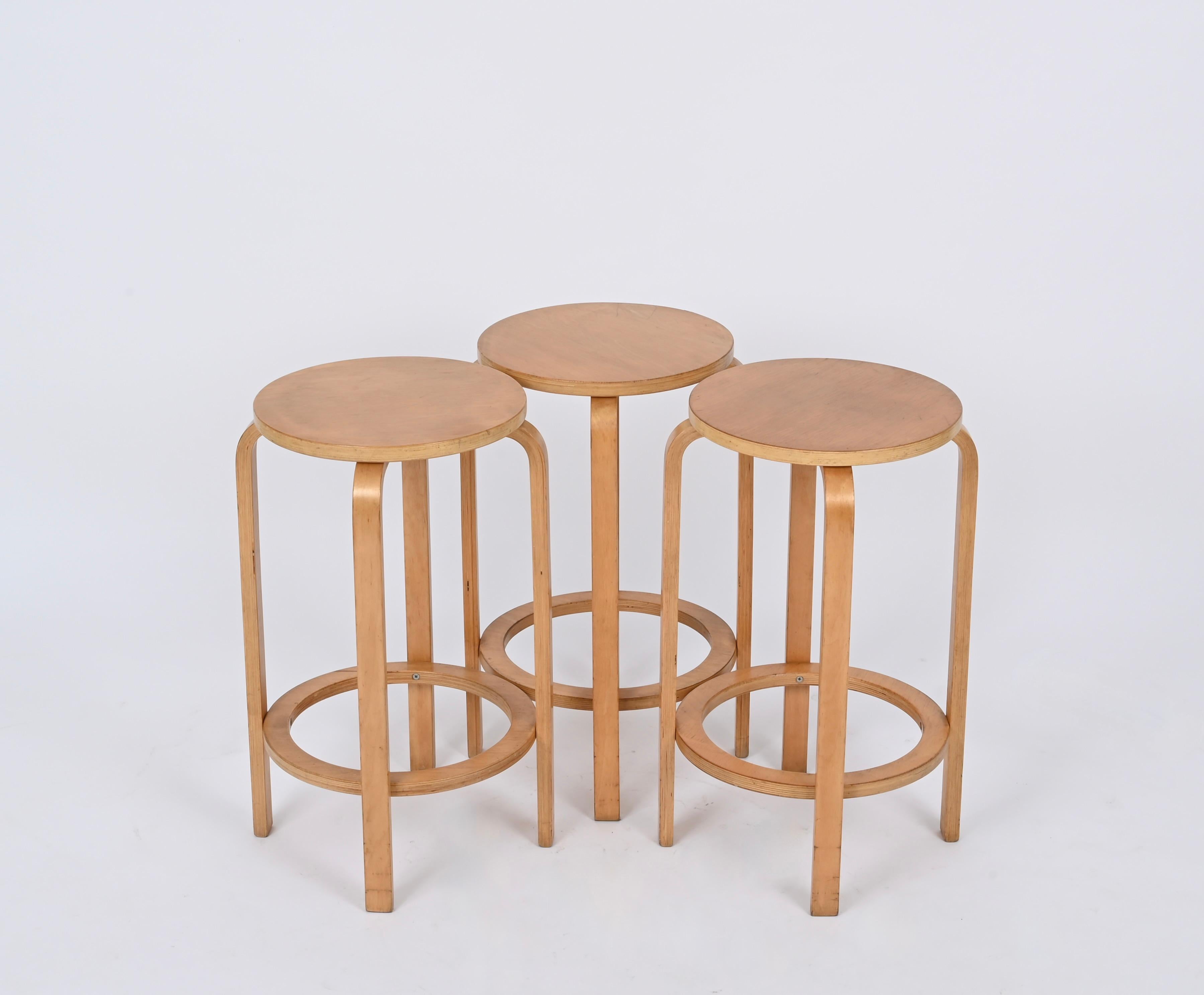 Alvar Aalto Taburetes o pedestales de abedul de mediados de siglo / Mesa auxiliar, 1970 siglo XX