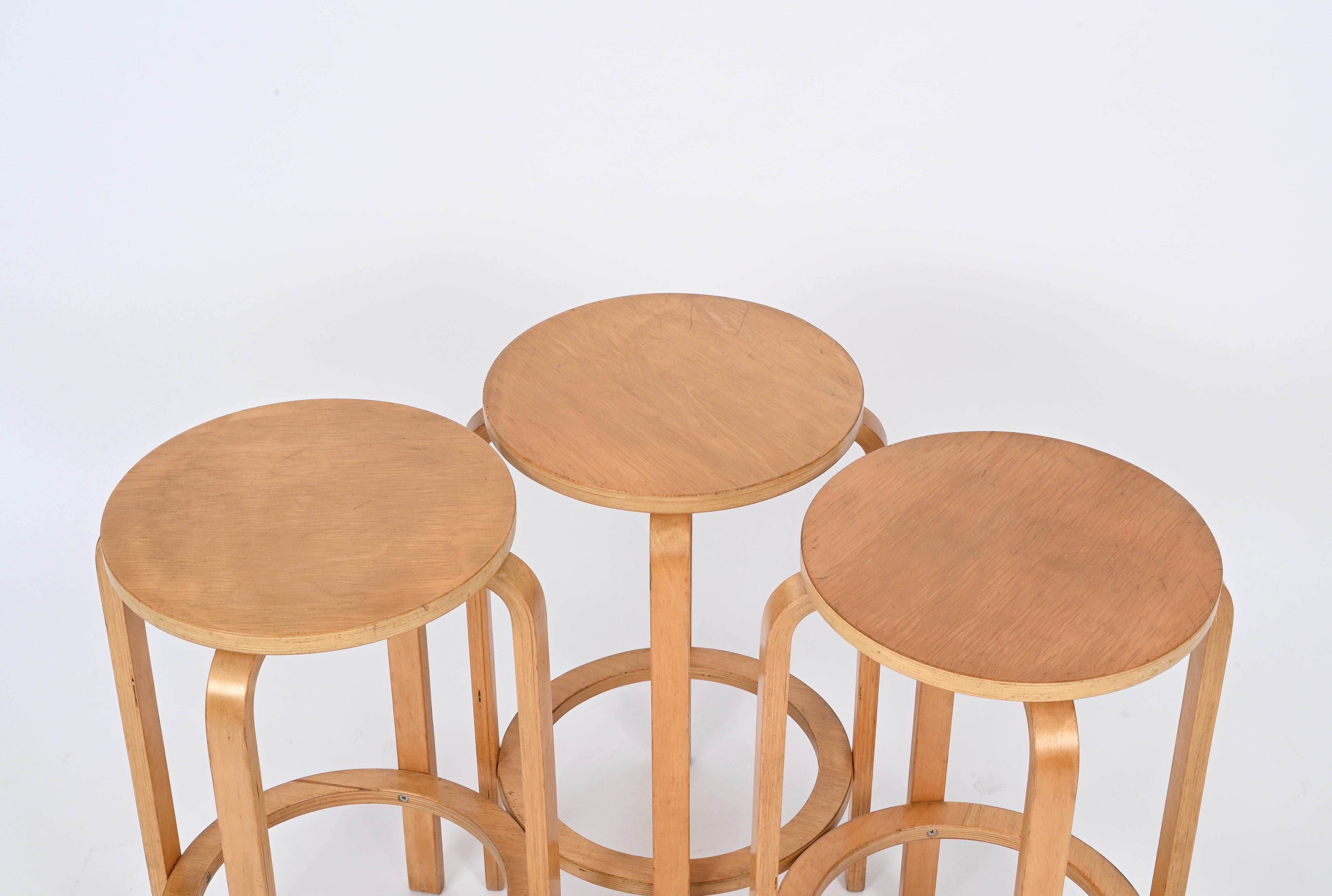 Alvar Aalto Taburetes o pedestales de abedul de mediados de siglo / Mesa auxiliar, 1970 Abedul