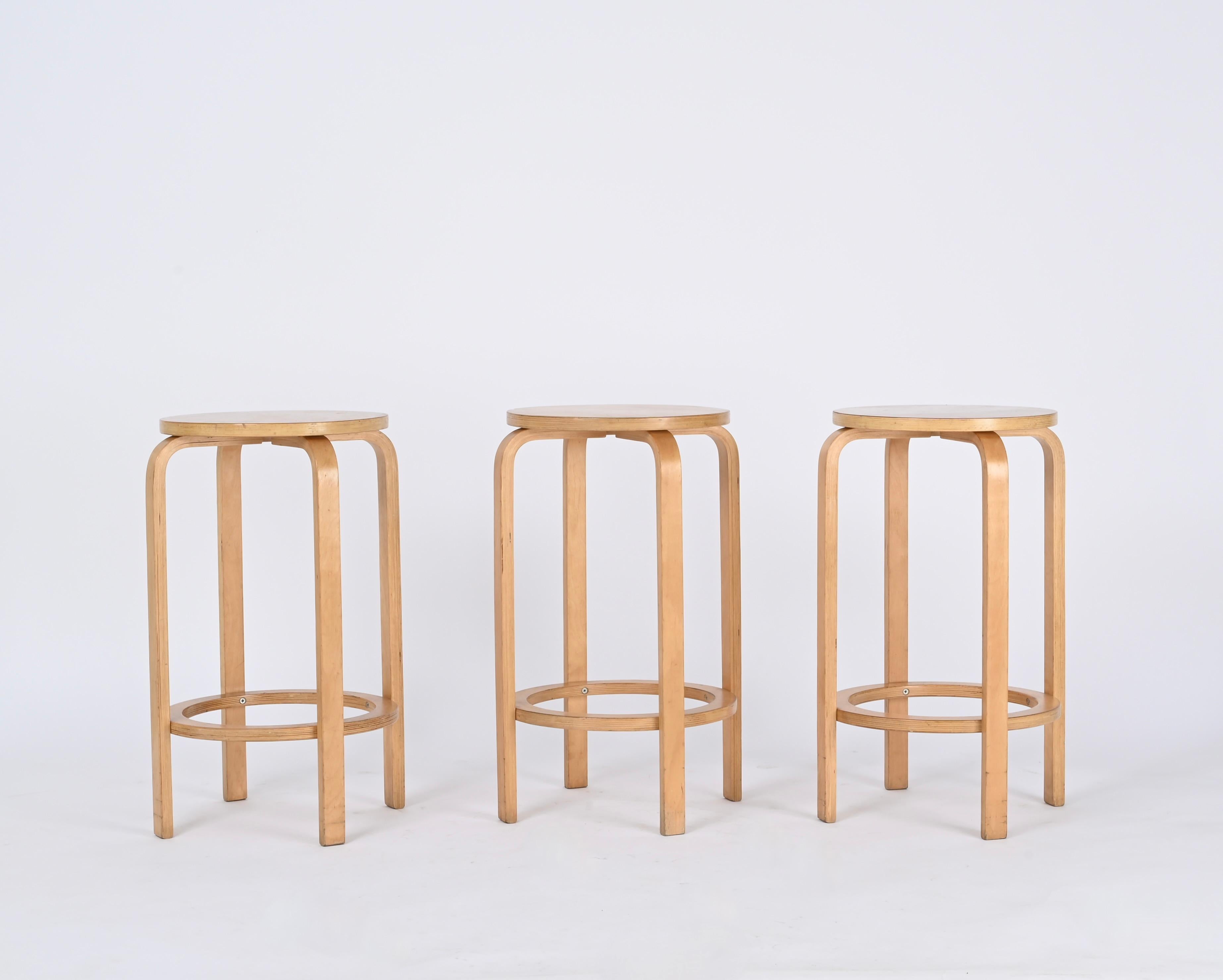 Alvar Aalto Taburetes o pedestales de abedul de mediados de siglo / Mesa auxiliar, 1970 1