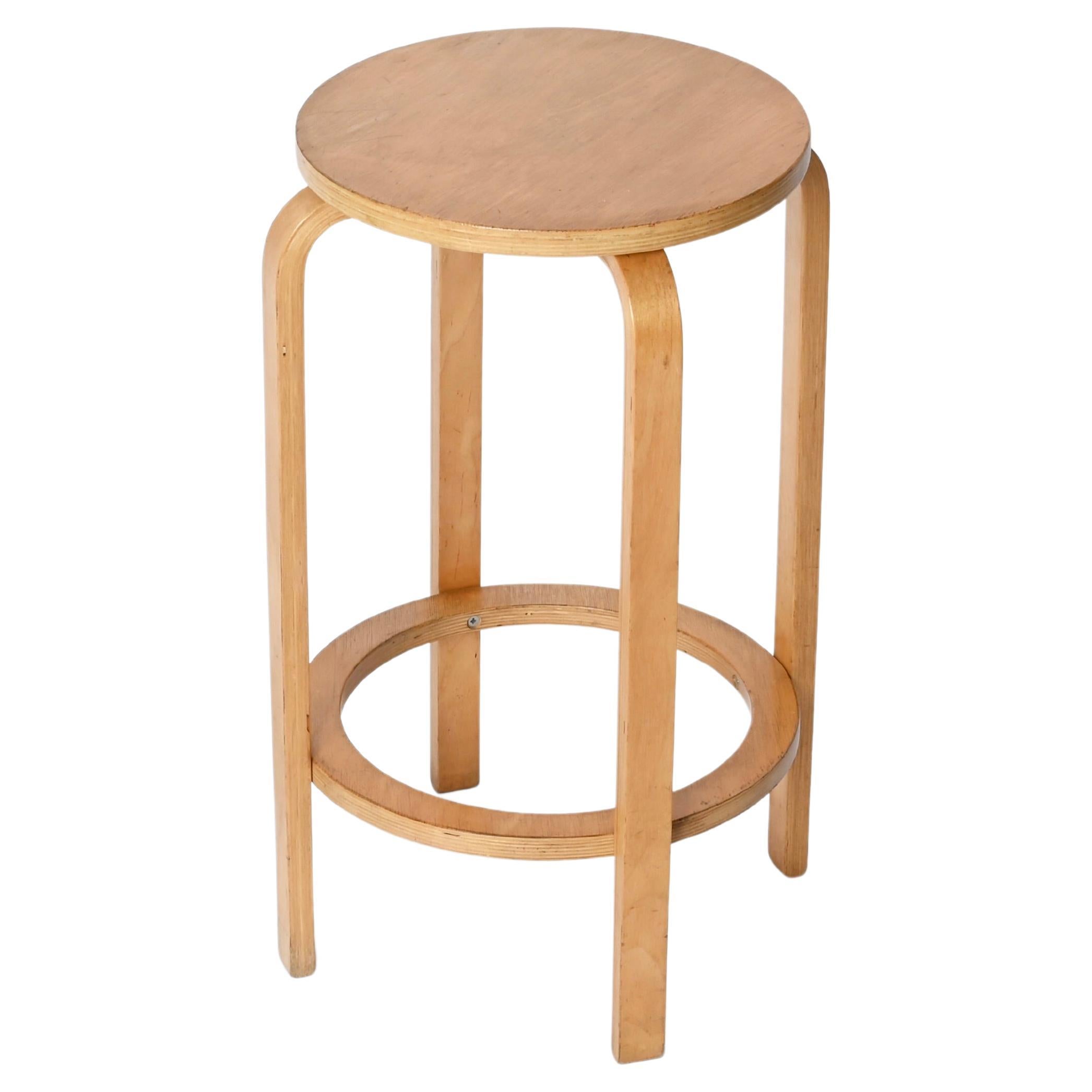 Alvar Aalto Taburetes o pedestales de abedul de mediados de siglo / Mesa auxiliar, 1970
