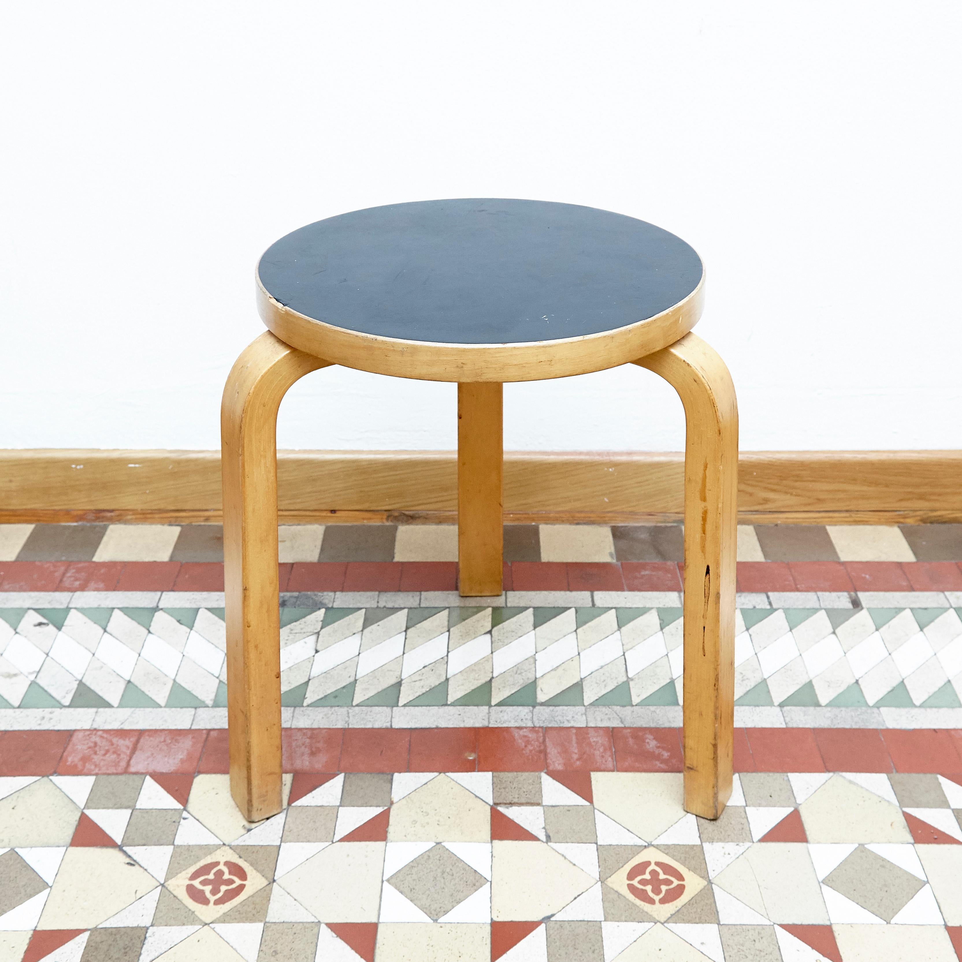 Stool designed by Alvar Aalto, circa 1960.
Manufactured by Artek (Finland).

Wood legs and structure.
Linoleum top.

In great original condition, with minor wear consistent with age and use, preserving a beautiful patina.

Hugo Alvar Henrik