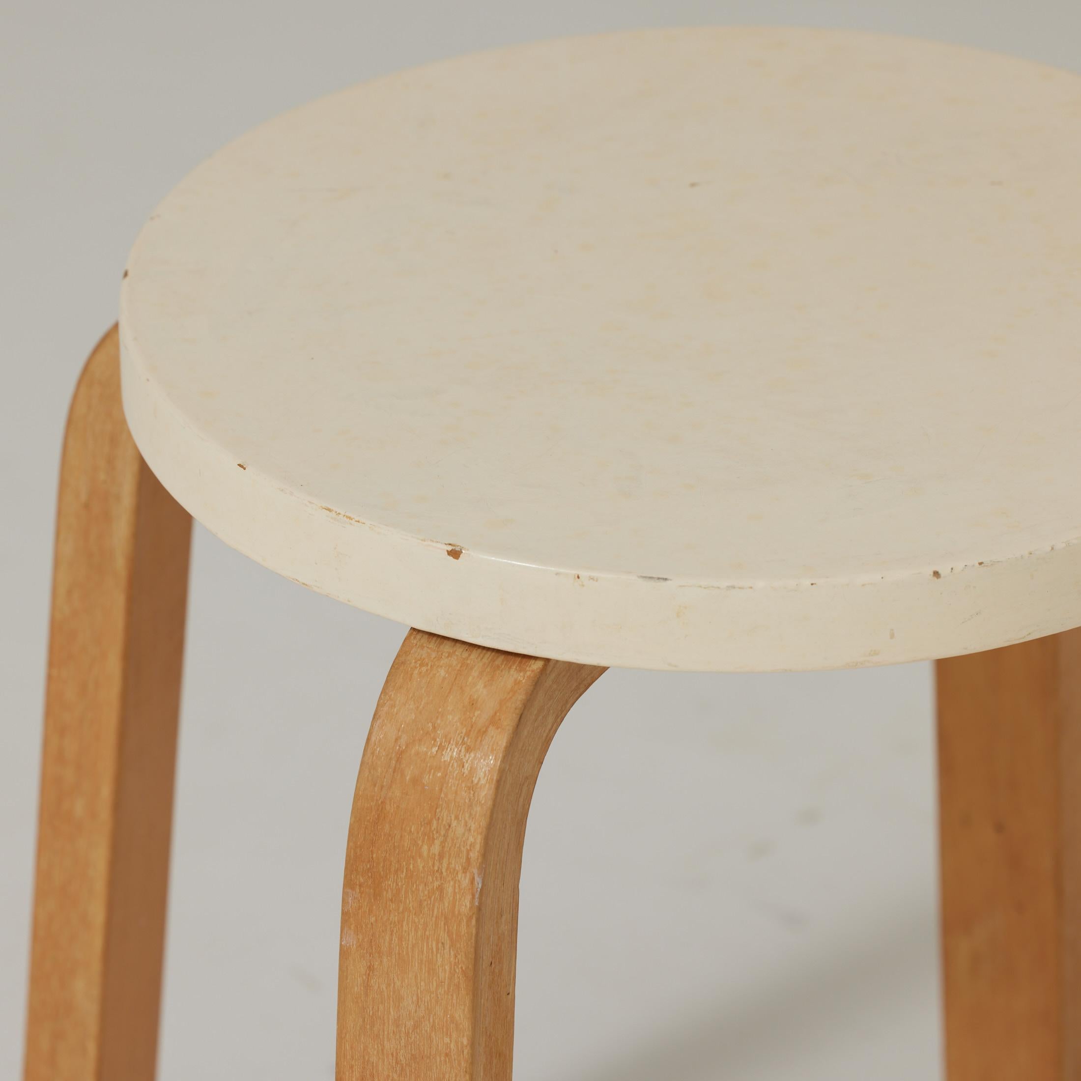 Sgabello in legno moderno di metà secolo di Alvar Aalto, circa 1940 in vendita 3
