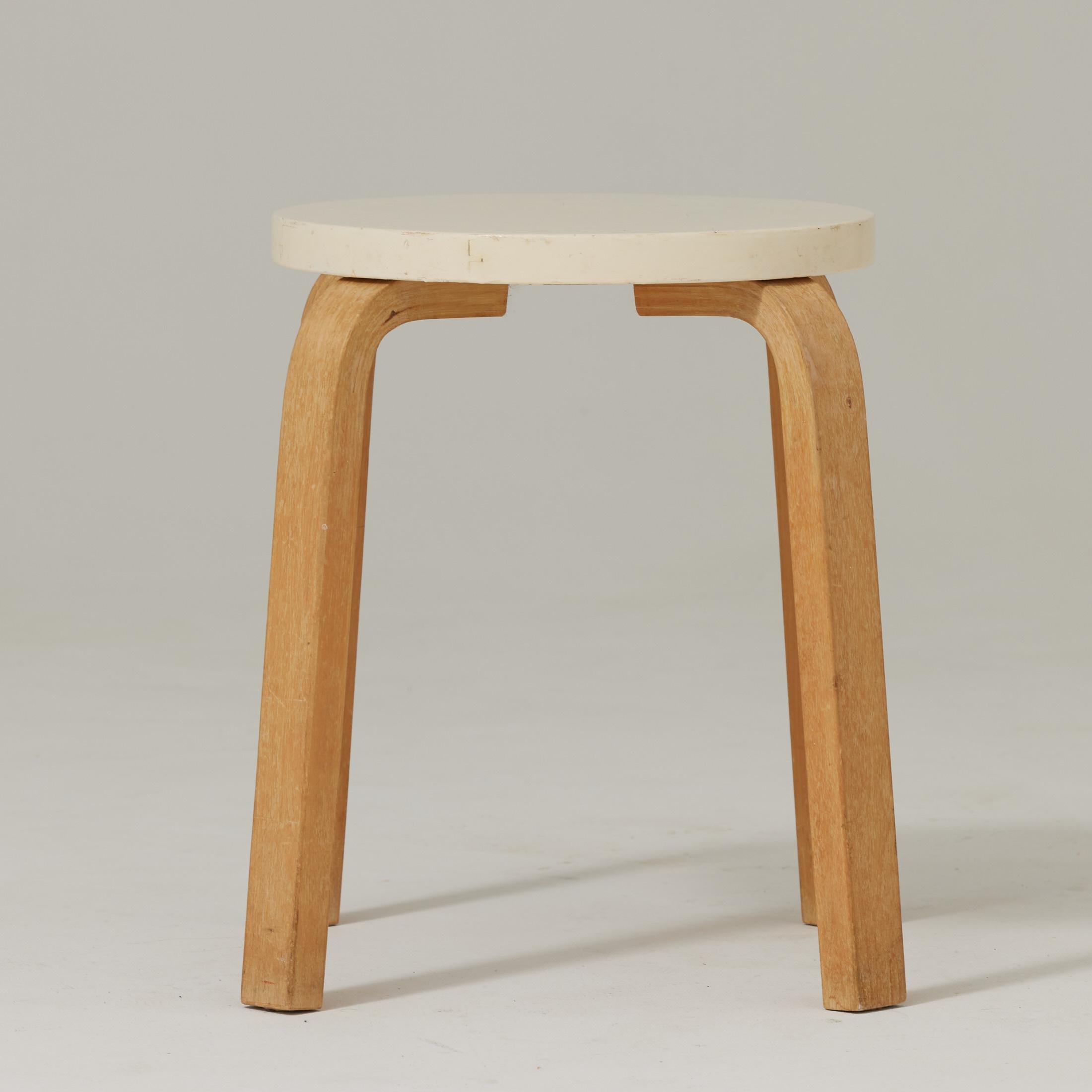 Sgabello in legno moderno di metà secolo di Alvar Aalto, circa 1940 in vendita 4