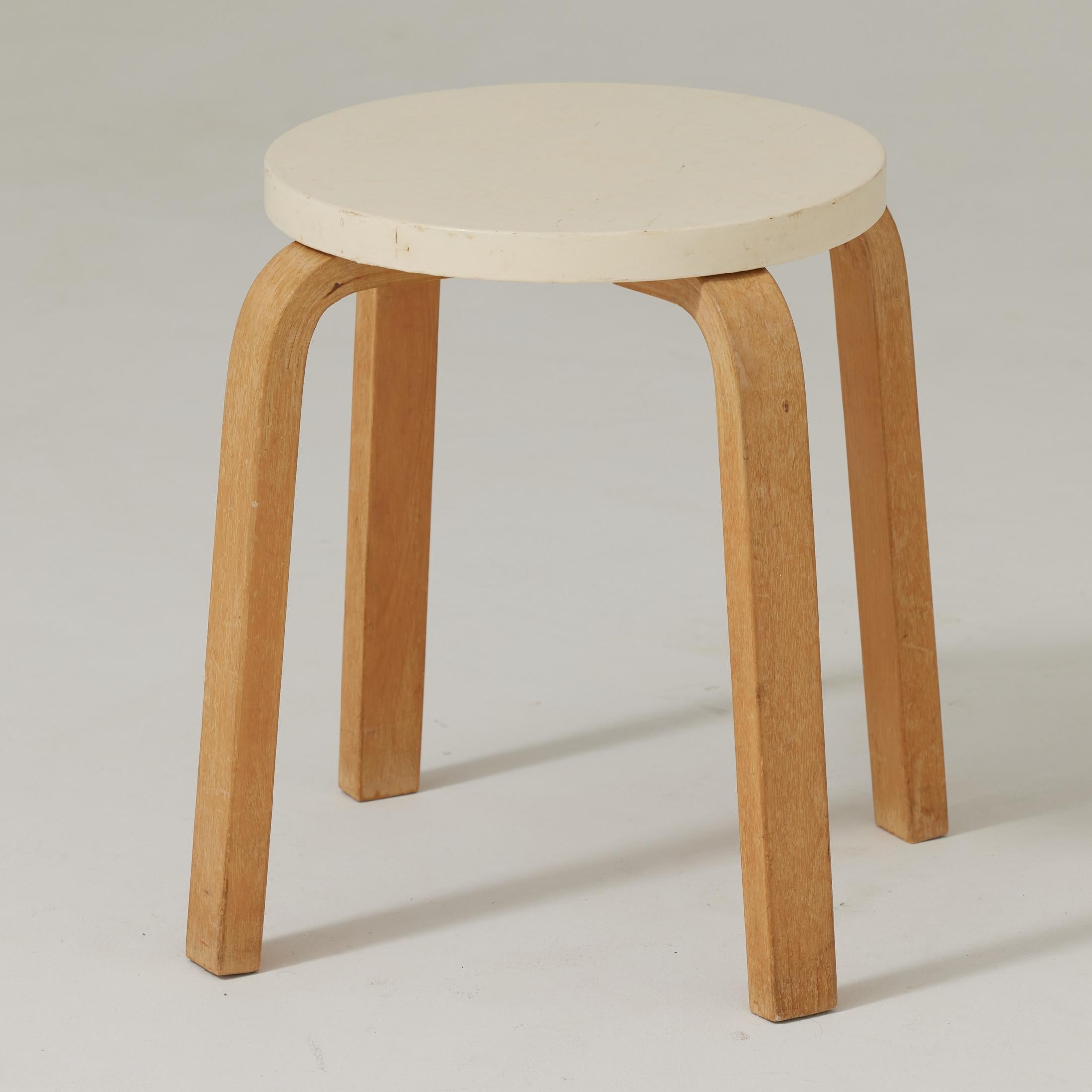 Sgabello in legno moderno di metà secolo di Alvar Aalto, circa 1940 in vendita 7