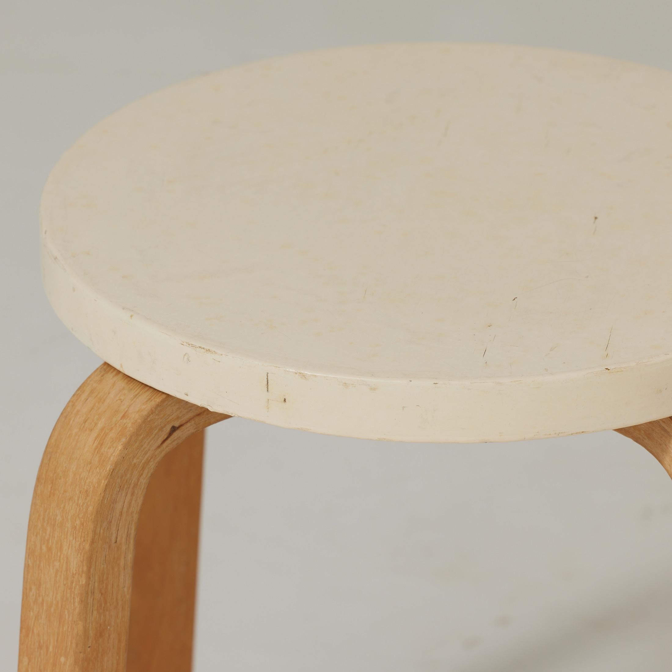 Sgabello in legno moderno di metà secolo di Alvar Aalto, circa 1940 in vendita 8