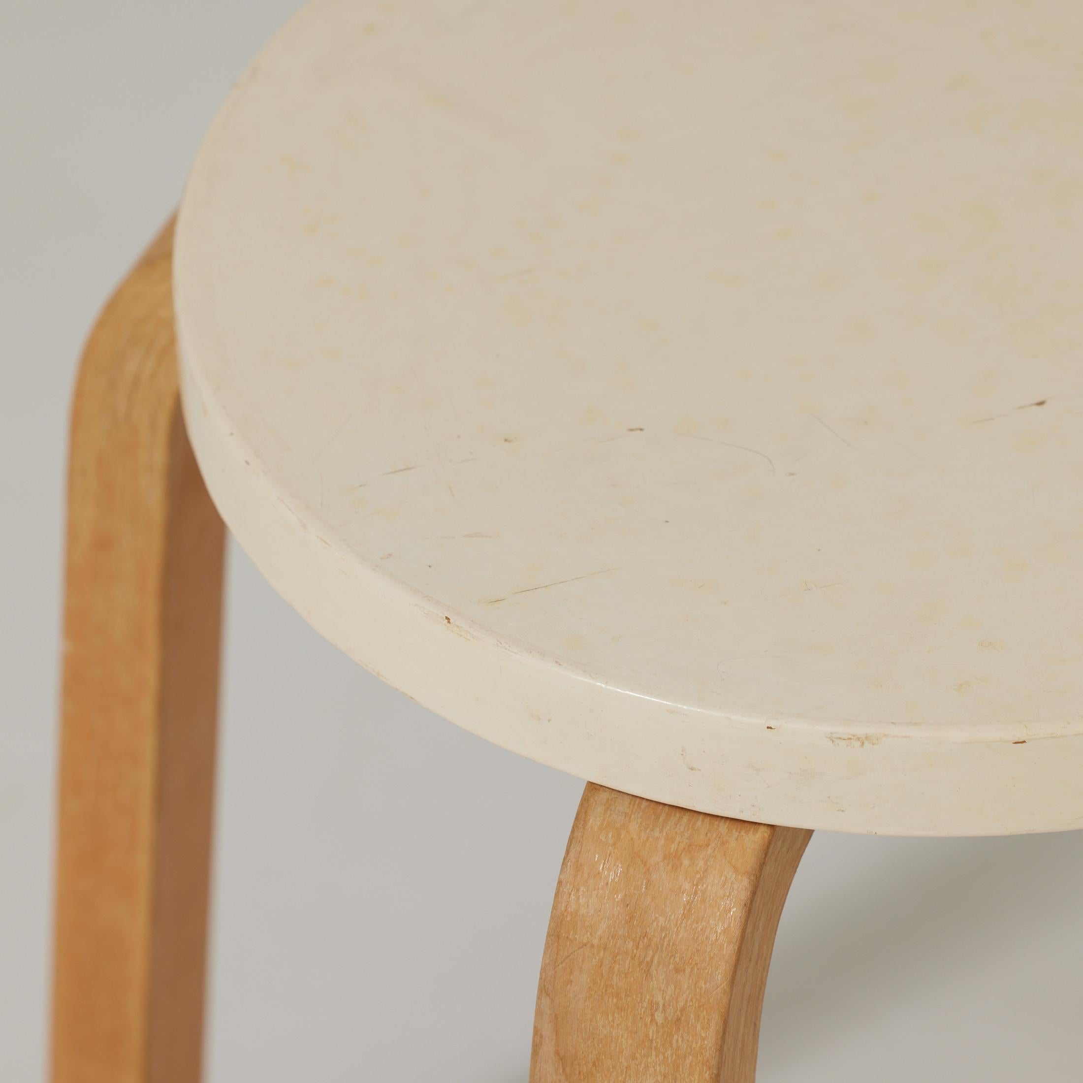 Sgabello in legno moderno di metà secolo di Alvar Aalto, circa 1940 in vendita 11