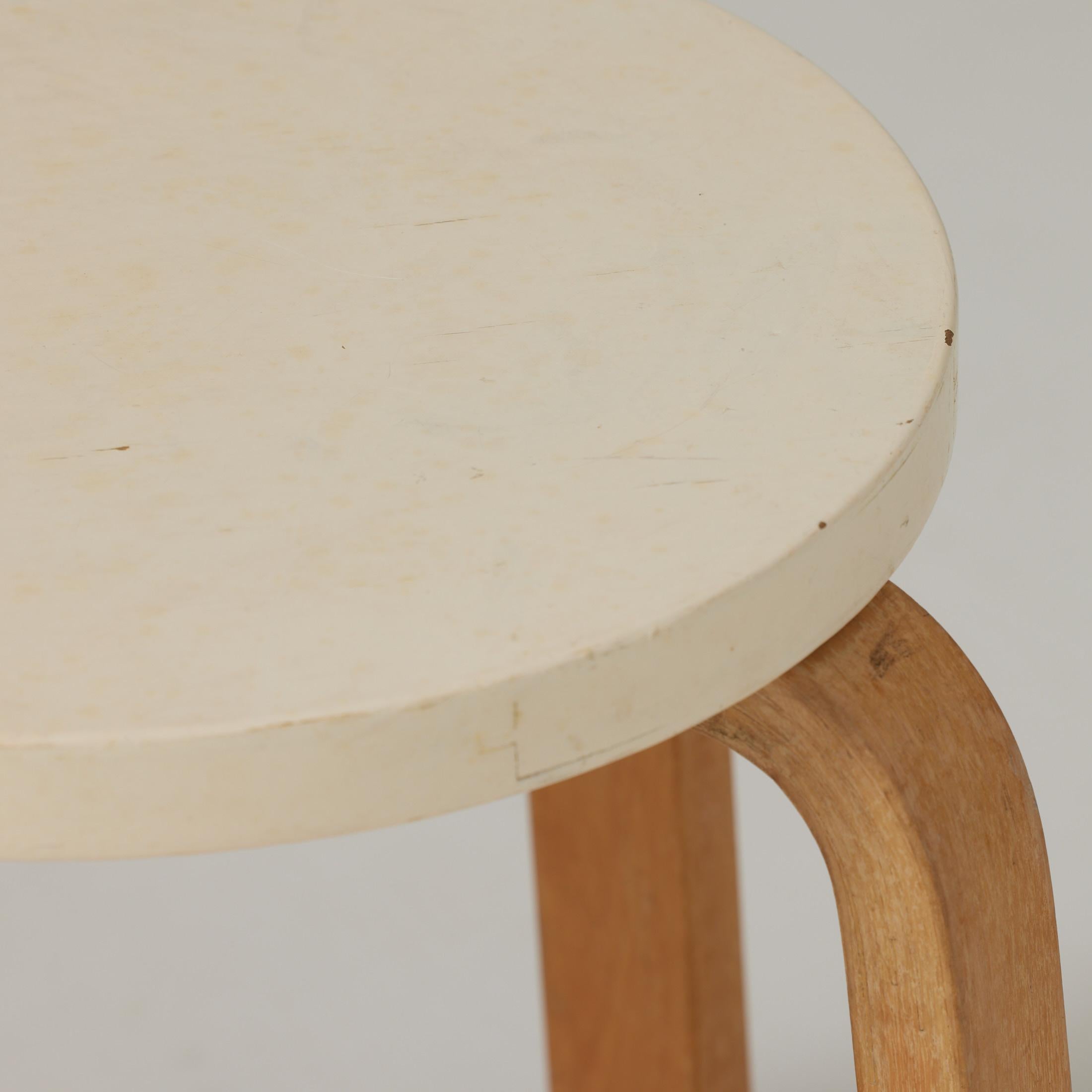 Sgabello in legno moderno di metà secolo di Alvar Aalto, circa 1940 in vendita 12