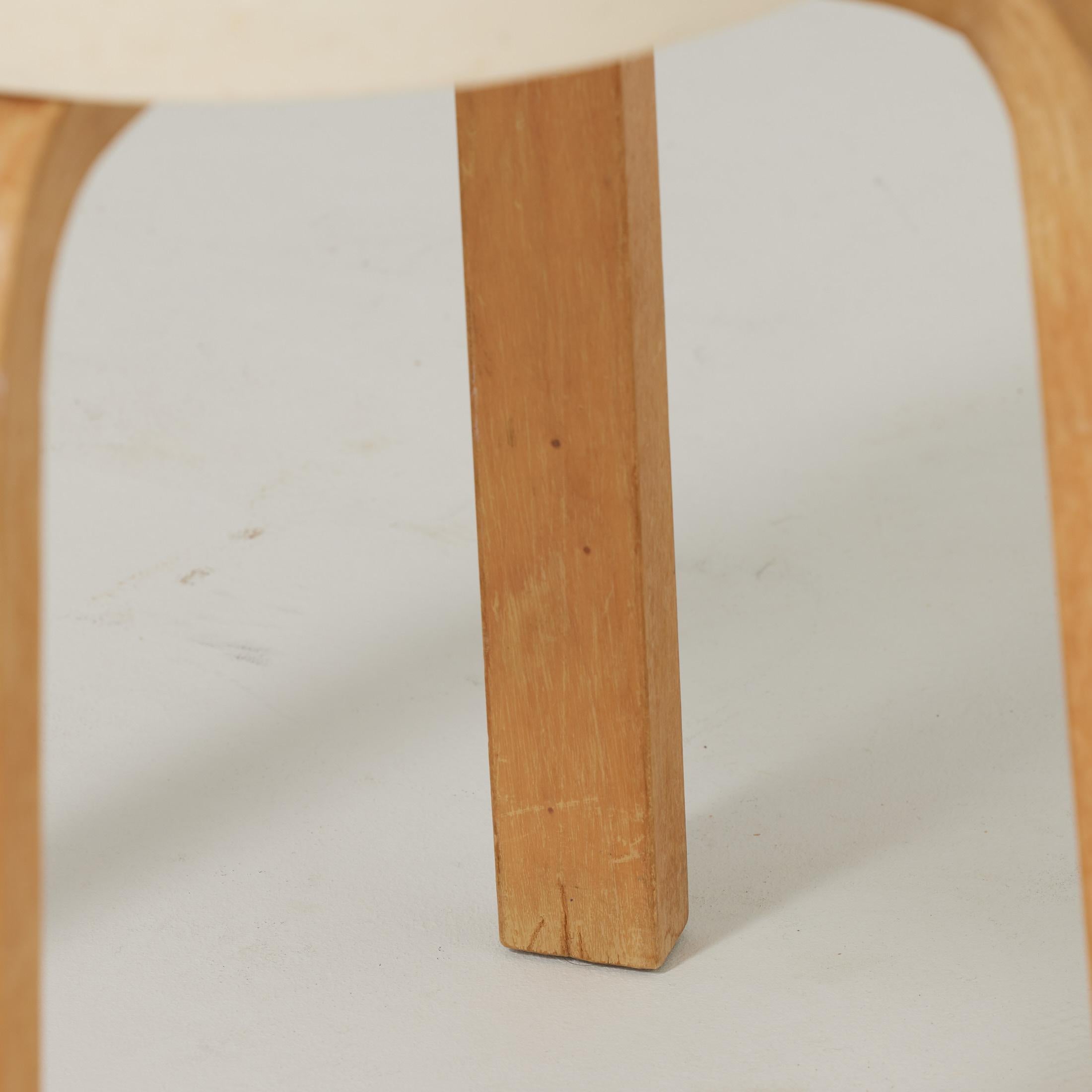 Sgabello in legno di Alvar Aalto, Mid-Century Modern, circa 1940

In condizioni originali, con lievi usure dovute all'età e all'uso, conserva una bella patina.

Materiali: 
Legno 

Informazioni sul designer:
Hugo Alvar Henrik Aalto (1898-1976) è