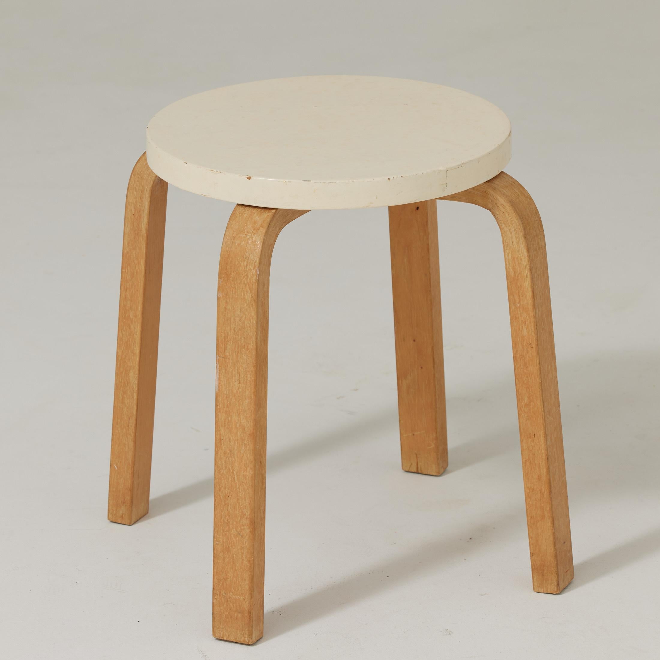 Mid-Century moderno Sgabello in legno moderno di metà secolo di Alvar Aalto, circa 1940 in vendita