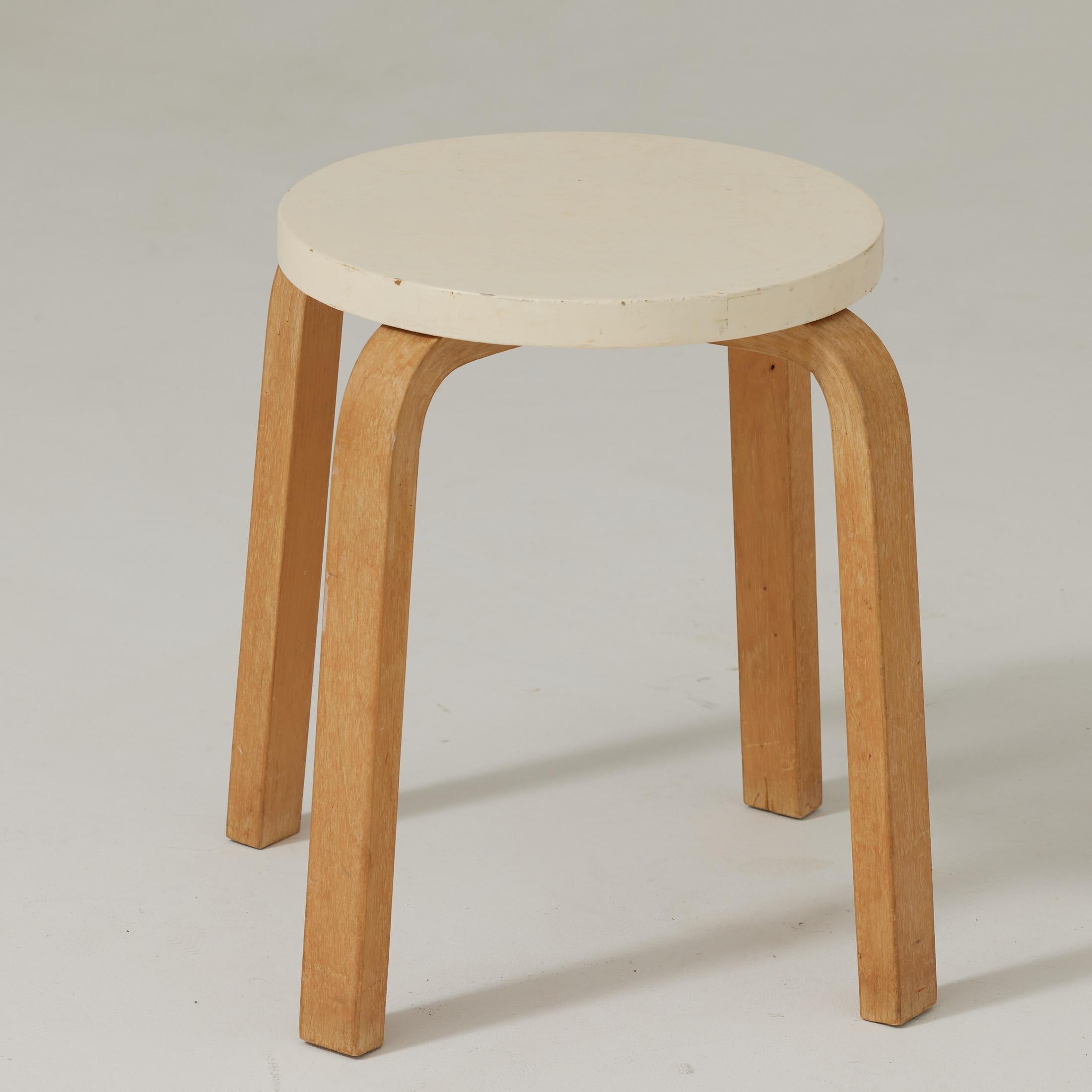 Finlandese Sgabello in legno moderno di metà secolo di Alvar Aalto, circa 1940 in vendita