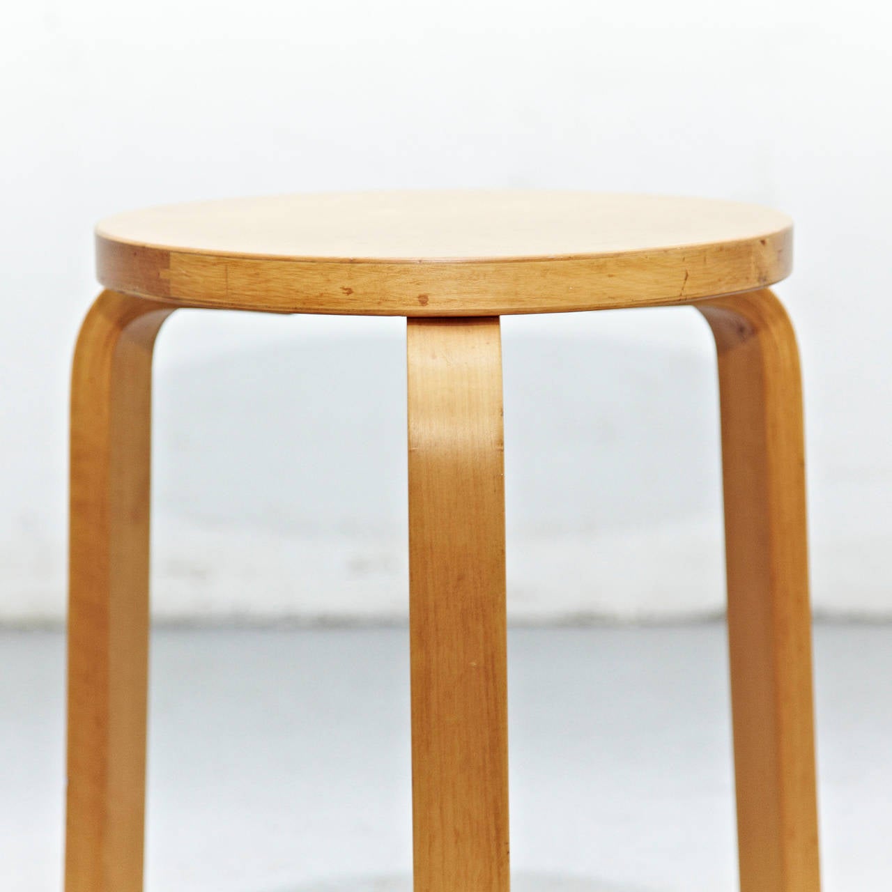 Stool designed by Alvar Aalto, circa 1960.
Manufactured by Artek (Finland)
Wood legs and structure.

In good original condition, with minor wear consistent with age and use, preserving a beautiful patina.

Hugo Alvar Henrik Aalto (1898-1976)