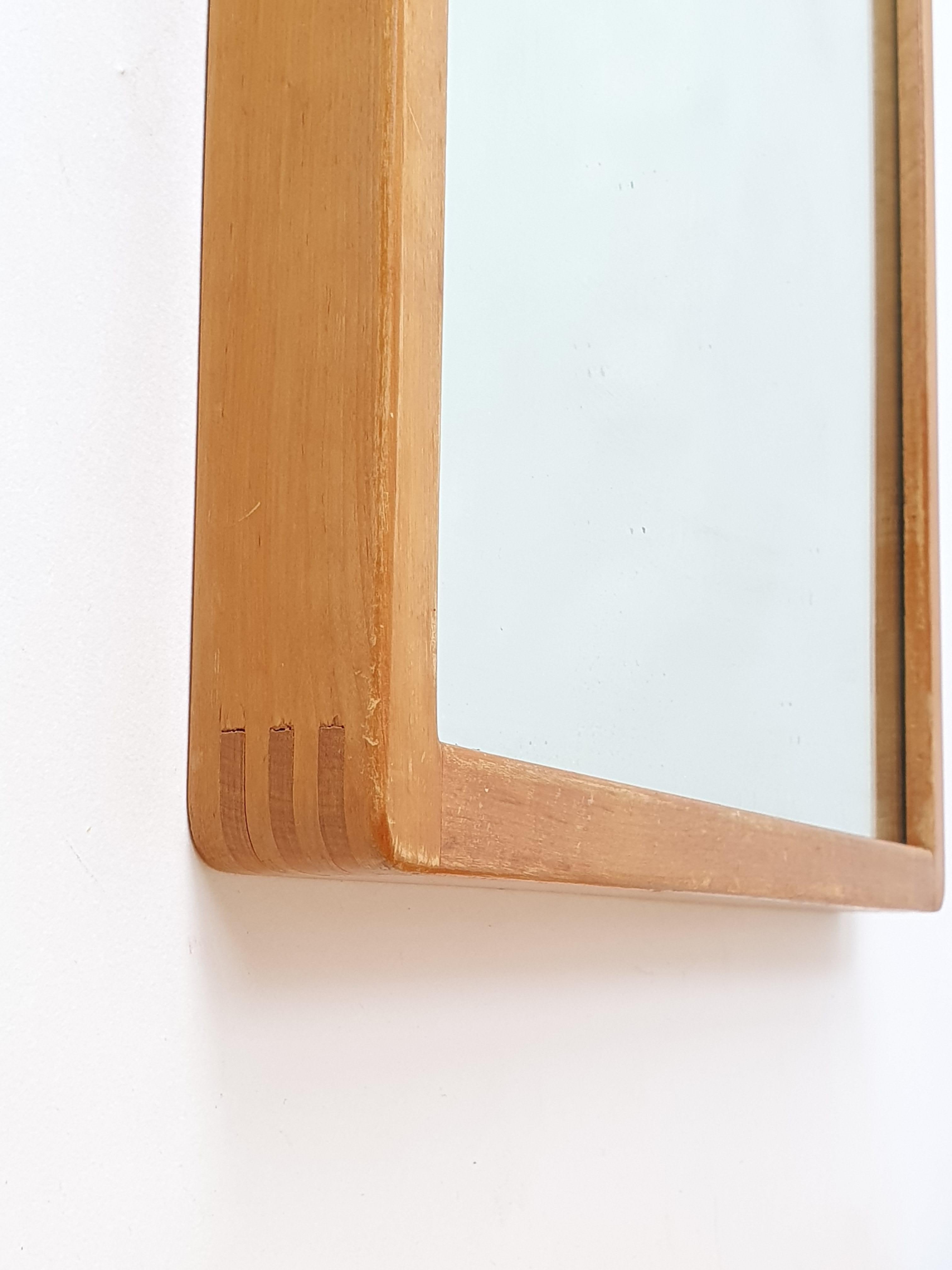 Alvar Aalto Spiegel, Modell 192A, hergestellt in den 1940er Jahren von Artek. Stempel von Artek aus den 1930er-1950er Jahren auf der Rückseite des Spiegels. Schön patiniert und in gutem Zustand. Normale alters- und gebrauchsbedingte Abnutzung. Im