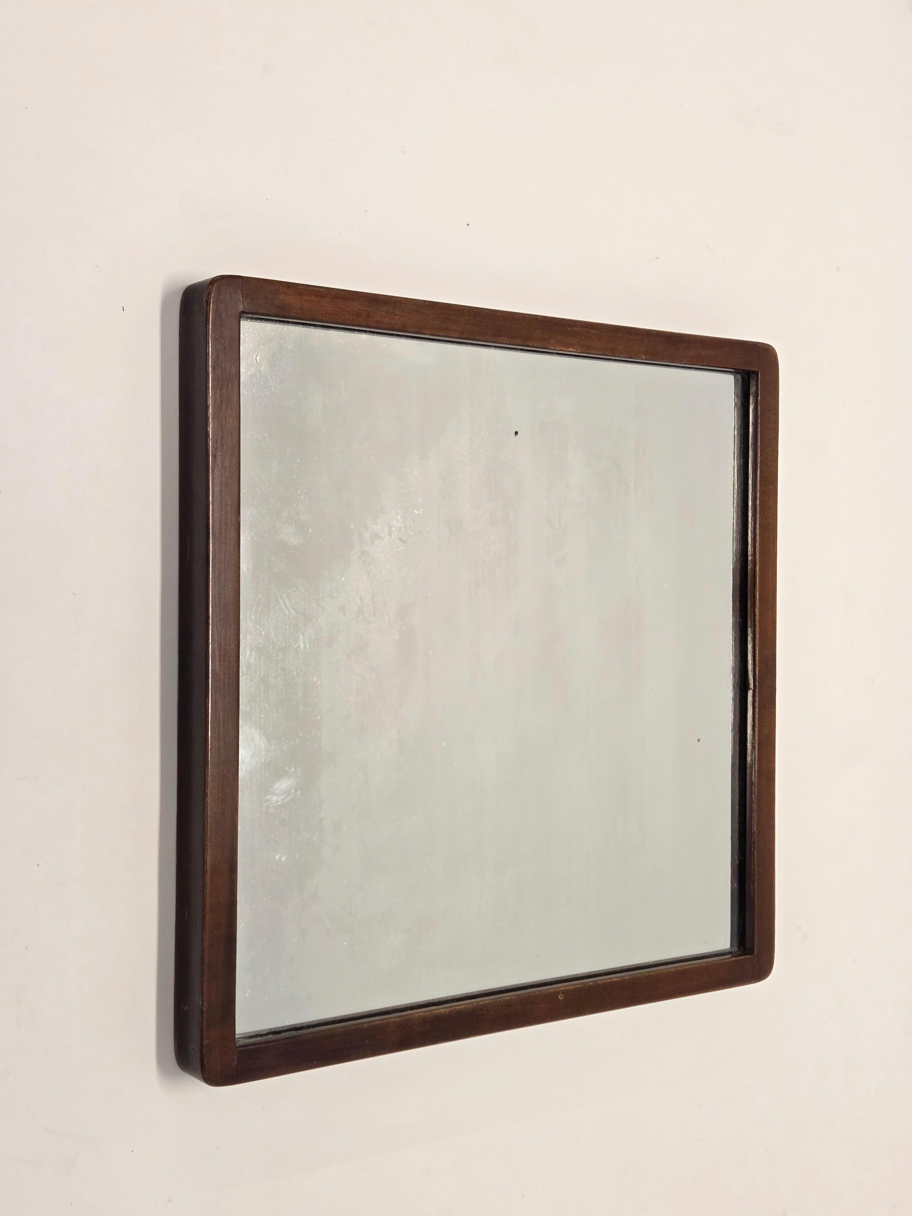 Miroir Artek modèle 192B, conçu par Alvar Aalto. Le miroir a un cadre en bois brun foncé. En très bon état d'usage. Le miroir date des années 1950.