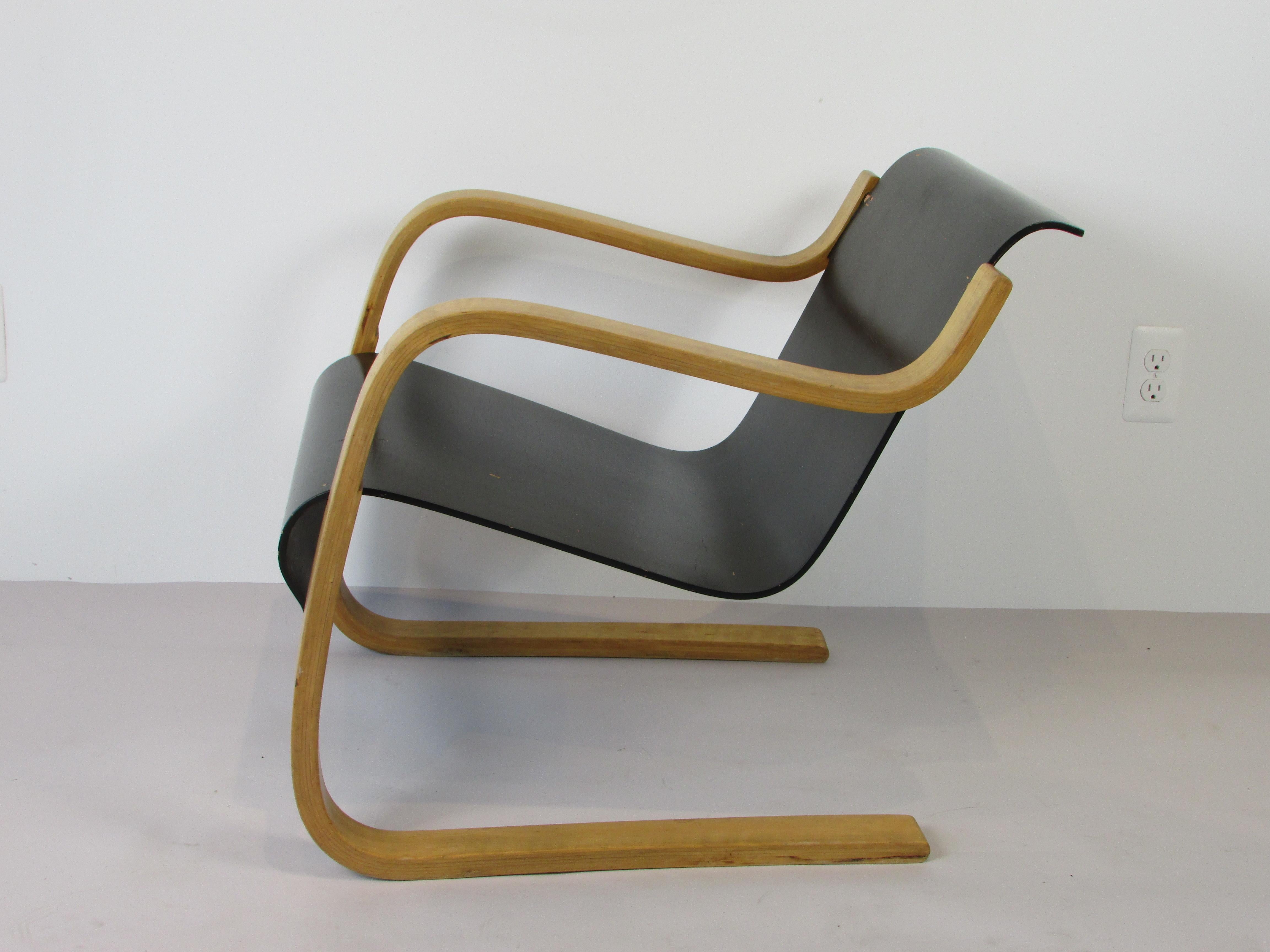 Alvar Aalto Model 31 Cantilevered Lounge Chair For Sale 2