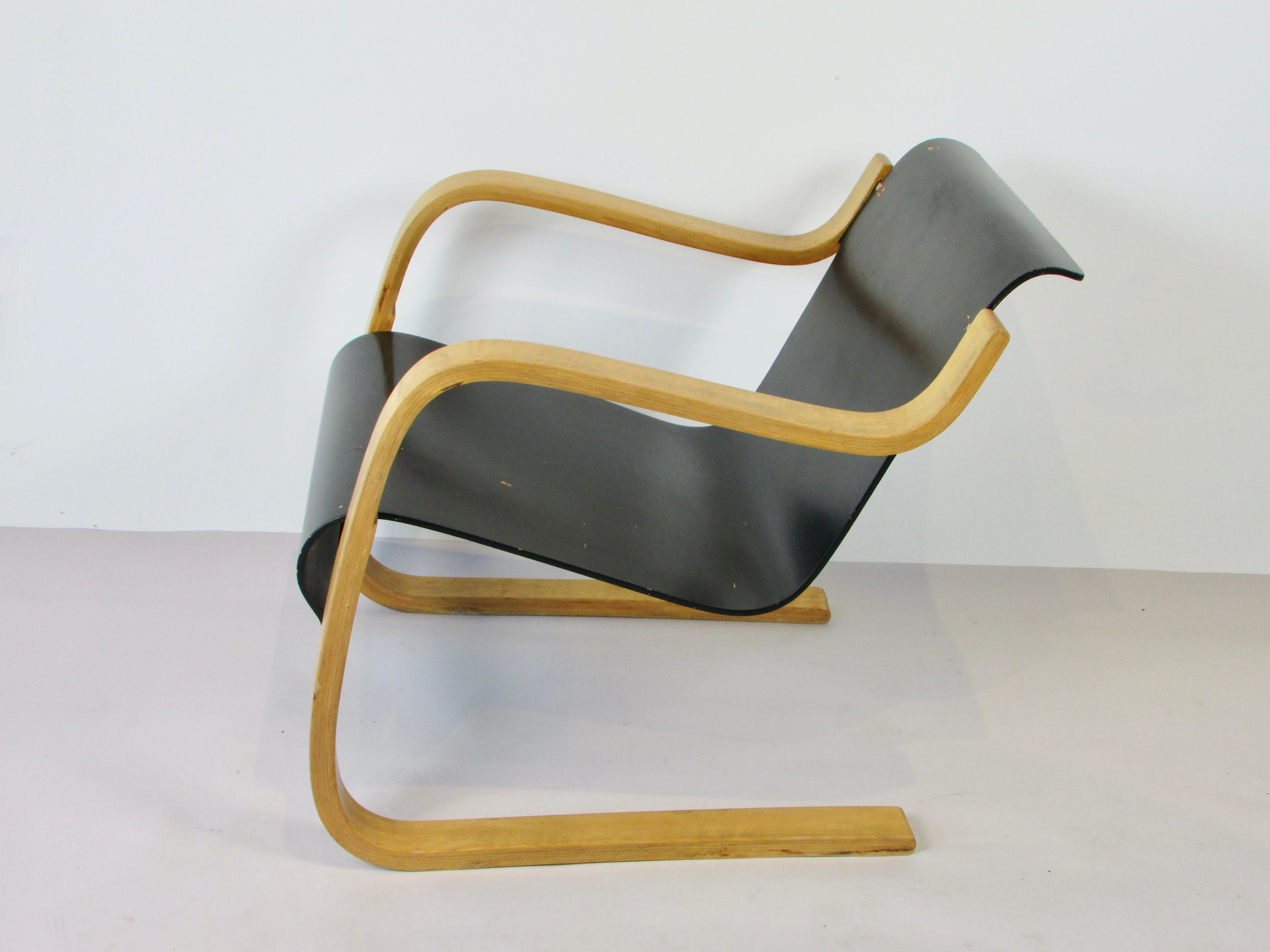 Alvar Aalto Model 31 Cantilevered Lounge Chair For Sale 3