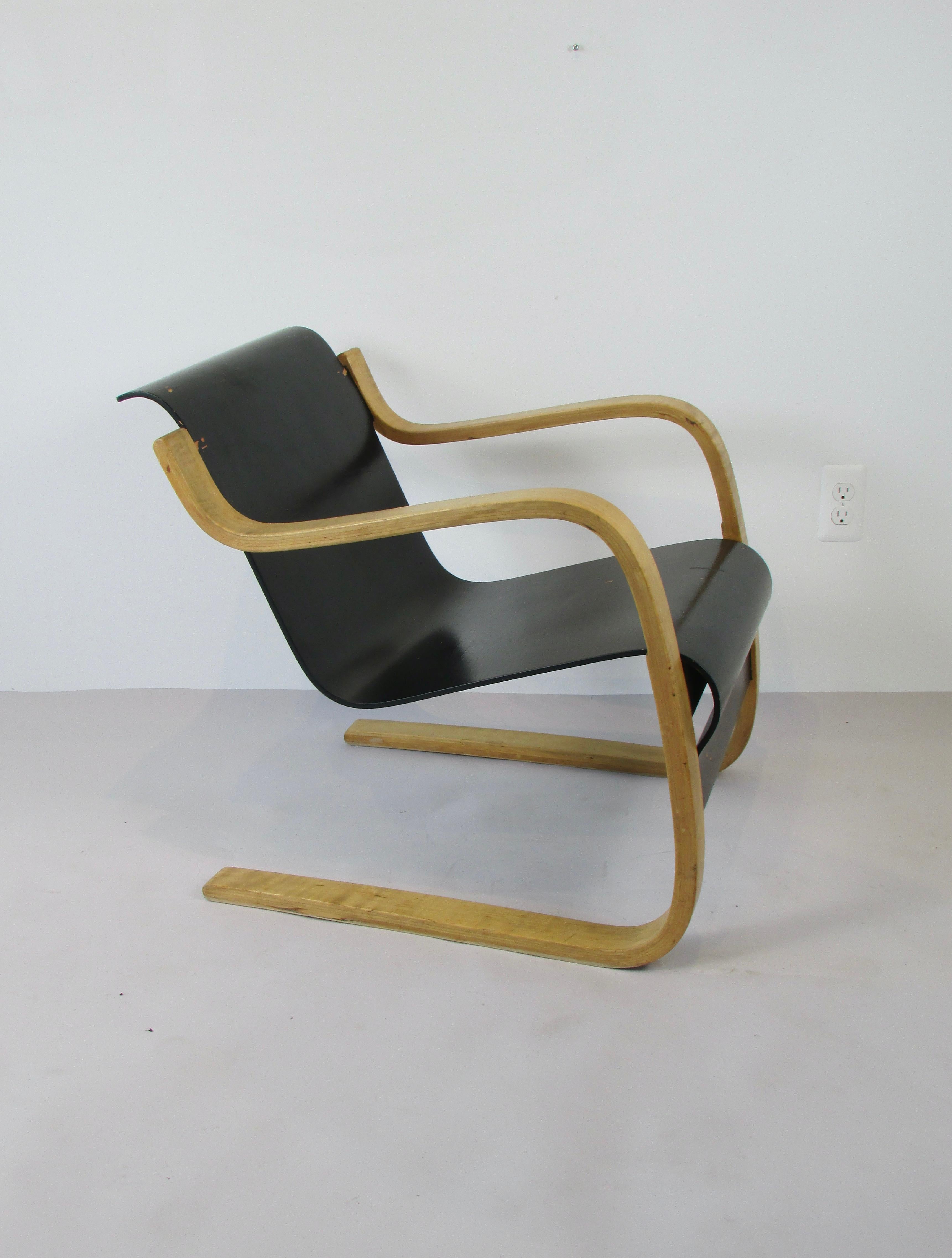 Mid-Century Modern Alvar Aalto Model 31 Cantilevered Lounge Chair For Sale