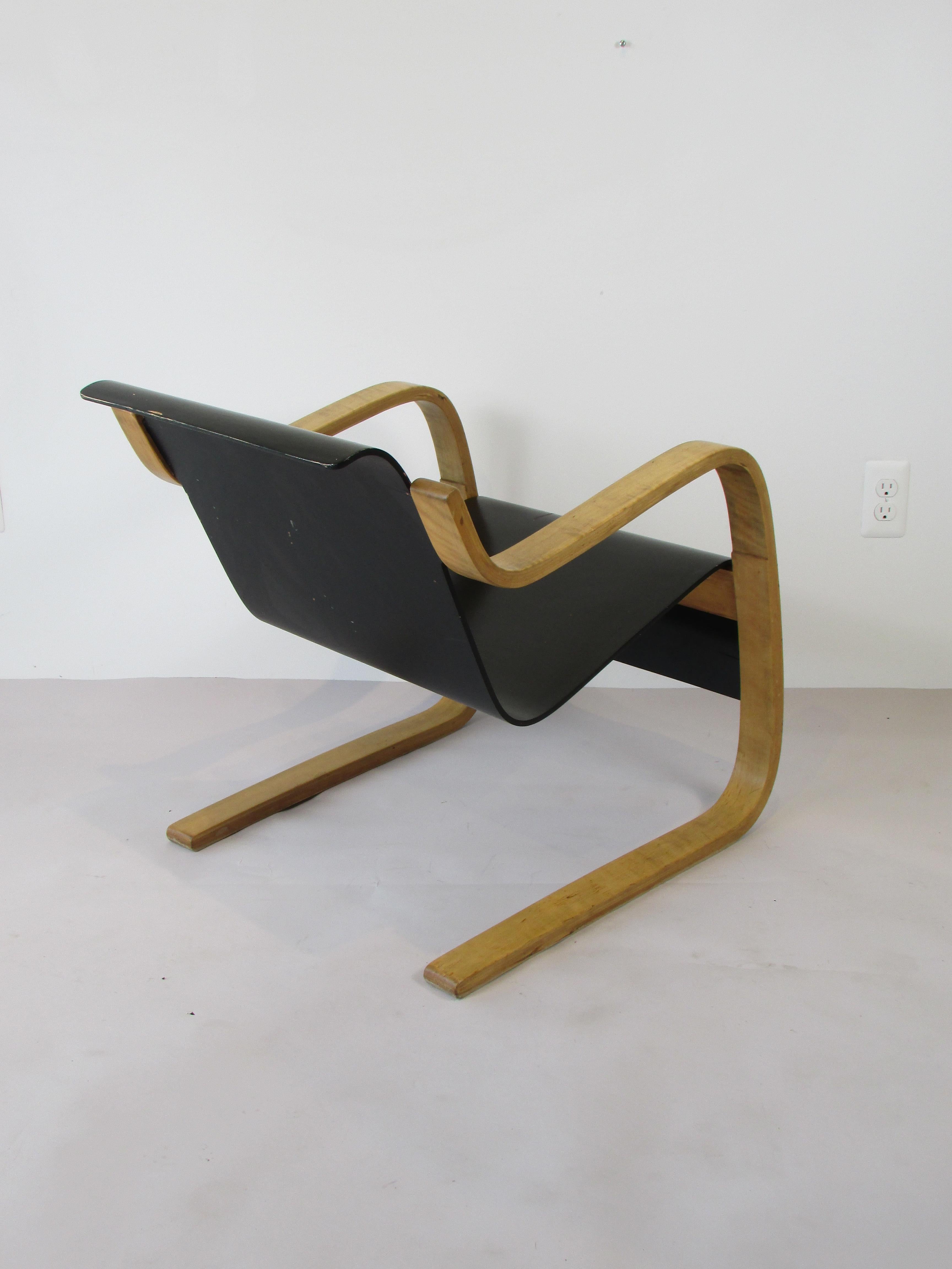 Finnish Alvar Aalto Model 31 Cantilevered Lounge Chair For Sale