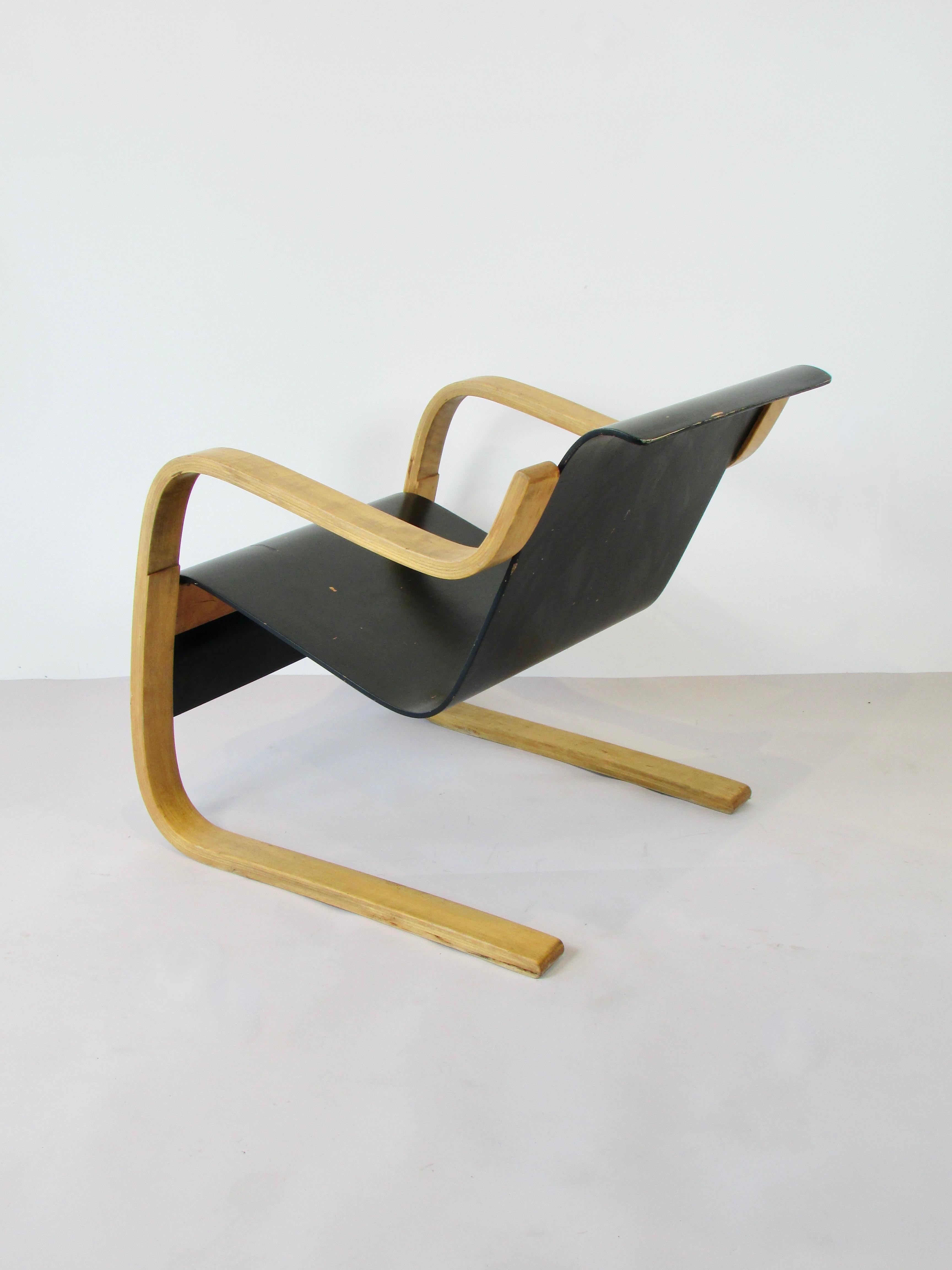 Alvar Aalto Model 31 Cantilevered Lounge Chair In Good Condition For Sale In Ferndale, MI