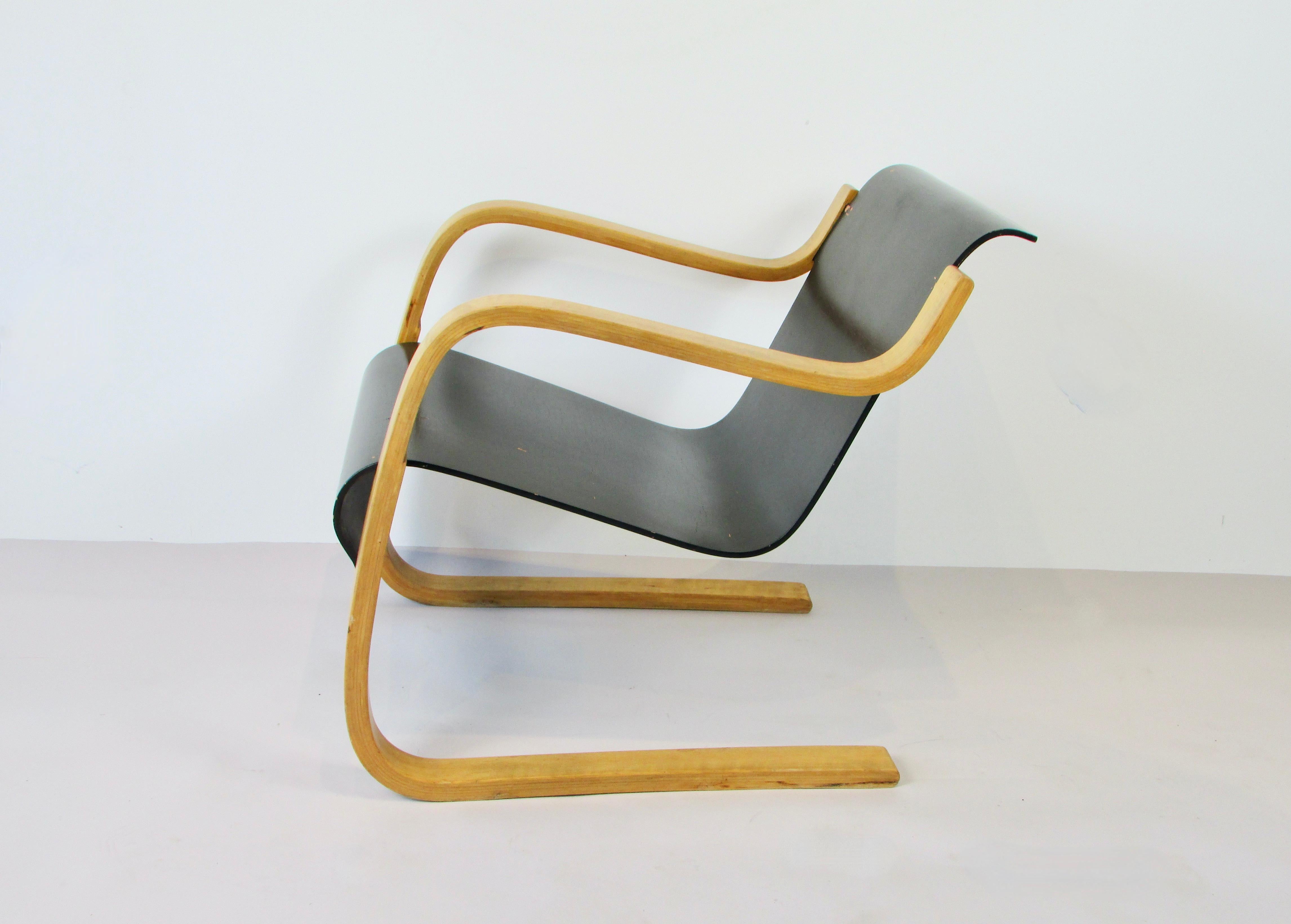 Alvar Aalto Model 31 Cantilevered Lounge Chair For Sale 1
