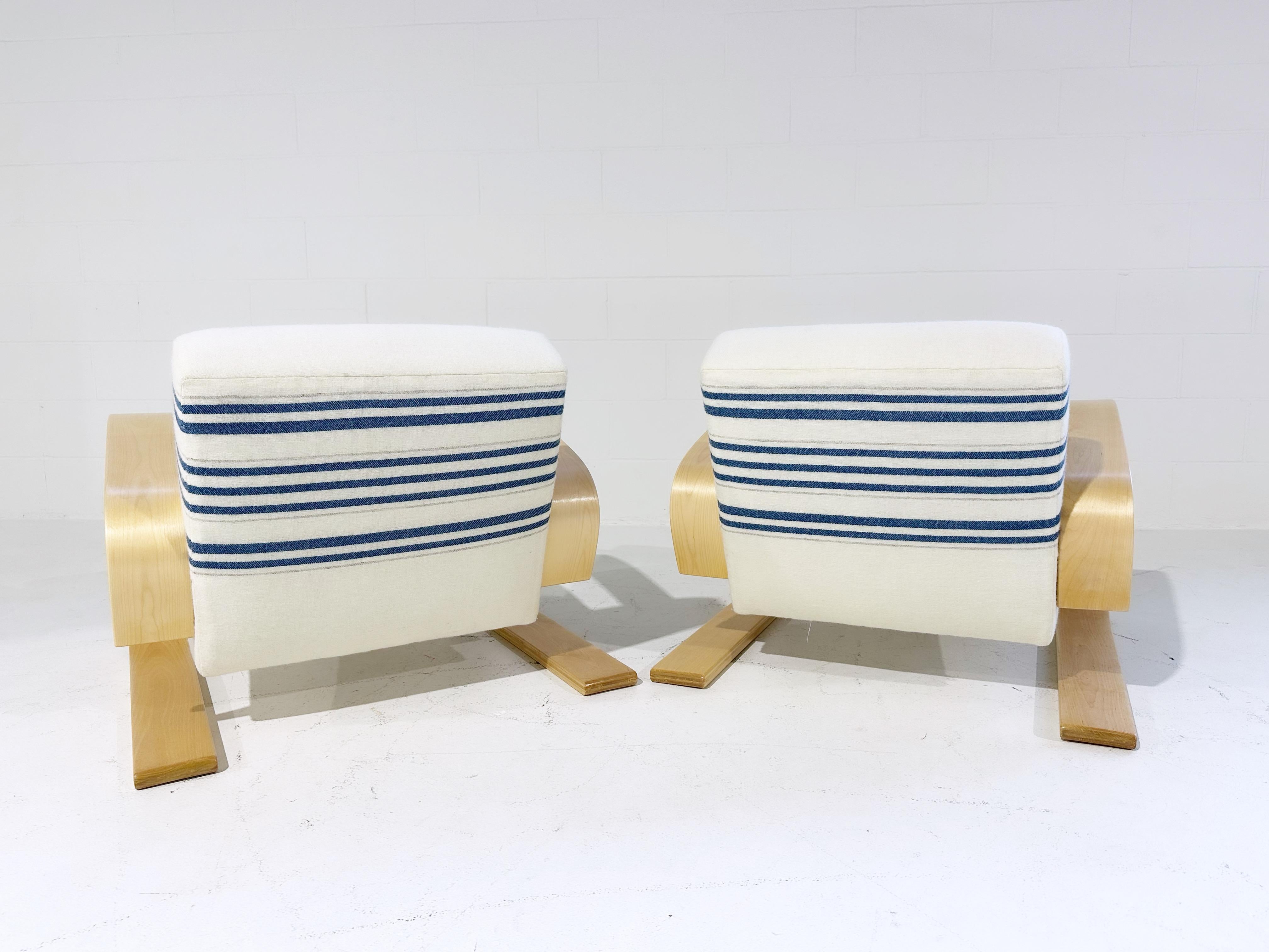 Une magnifique paire de fauteuils Tank uniques en leur genre, restaurés de main de maître dans des couvertures tissées à la main par Swans Island Company, l'atelier de textile et de couvertures basé dans le Maine.

Le fauteuil 400 ou 