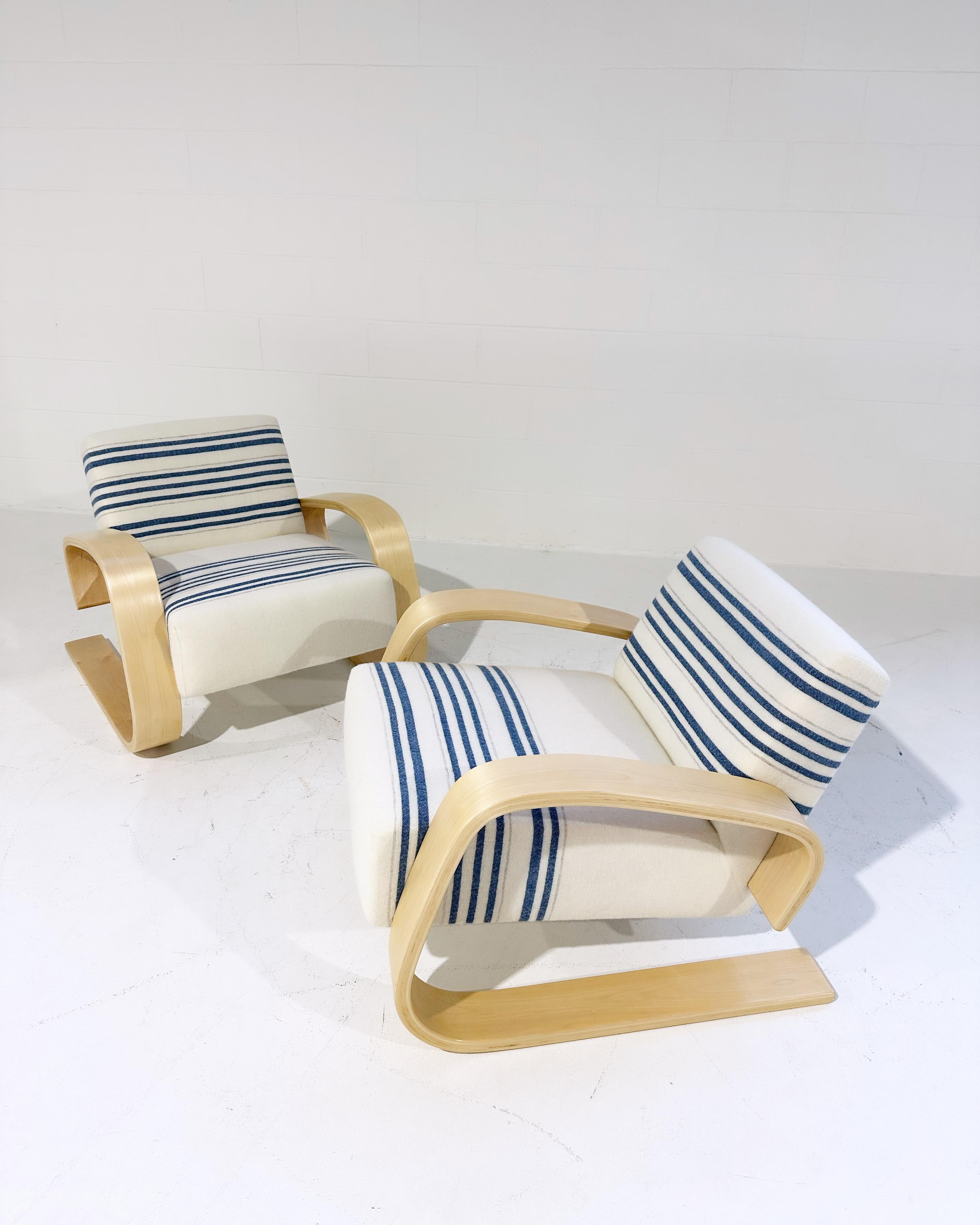 Scandinave moderne Paire de chaises Tank modèle 400 d'Alvar Aalto dans des couvertures de Swans Island Company en vente