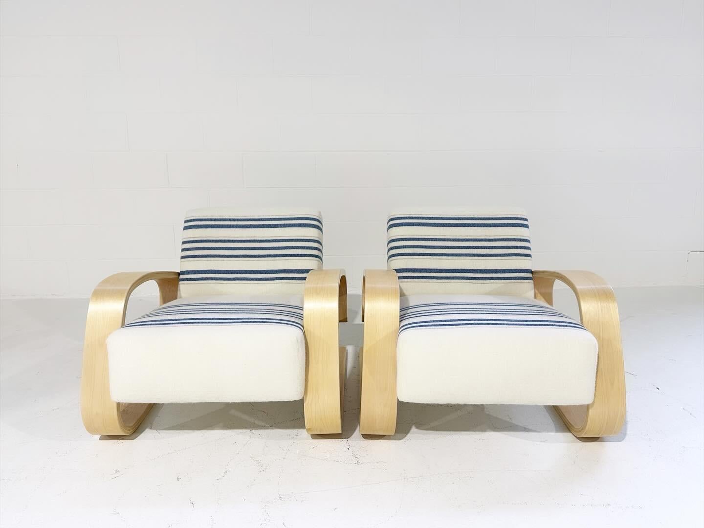 Finlandais Paire de chaises Tank modèle 400 d'Alvar Aalto dans des couvertures de Swans Island Company en vente