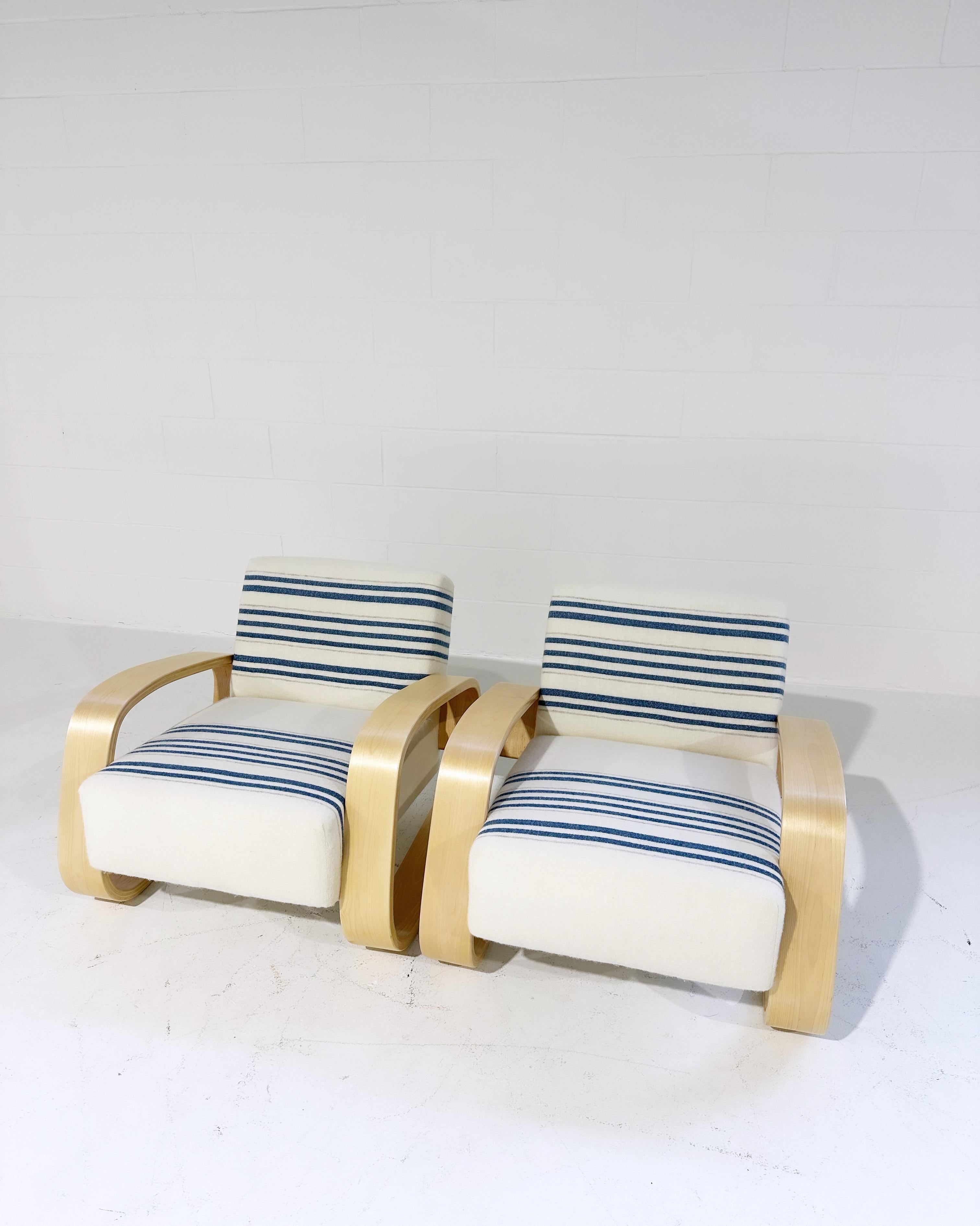 Alvar Aalto Modell 400 „Tank“ Stühle in Swans Island Company Decken, Paar im Zustand „Hervorragend“ im Angebot in SAINT LOUIS, MO