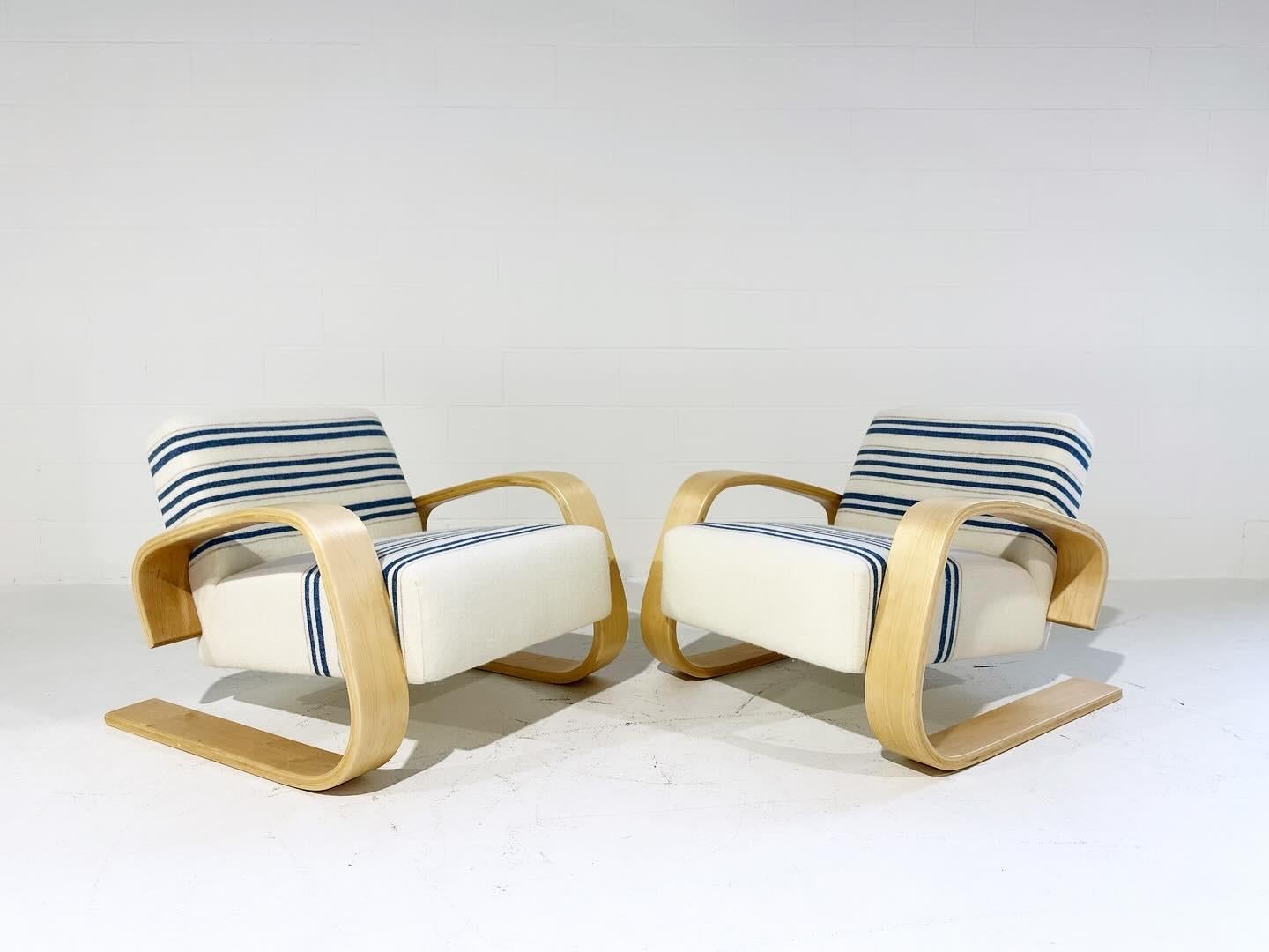 20ième siècle Paire de chaises Tank modèle 400 d'Alvar Aalto dans des couvertures de Swans Island Company en vente