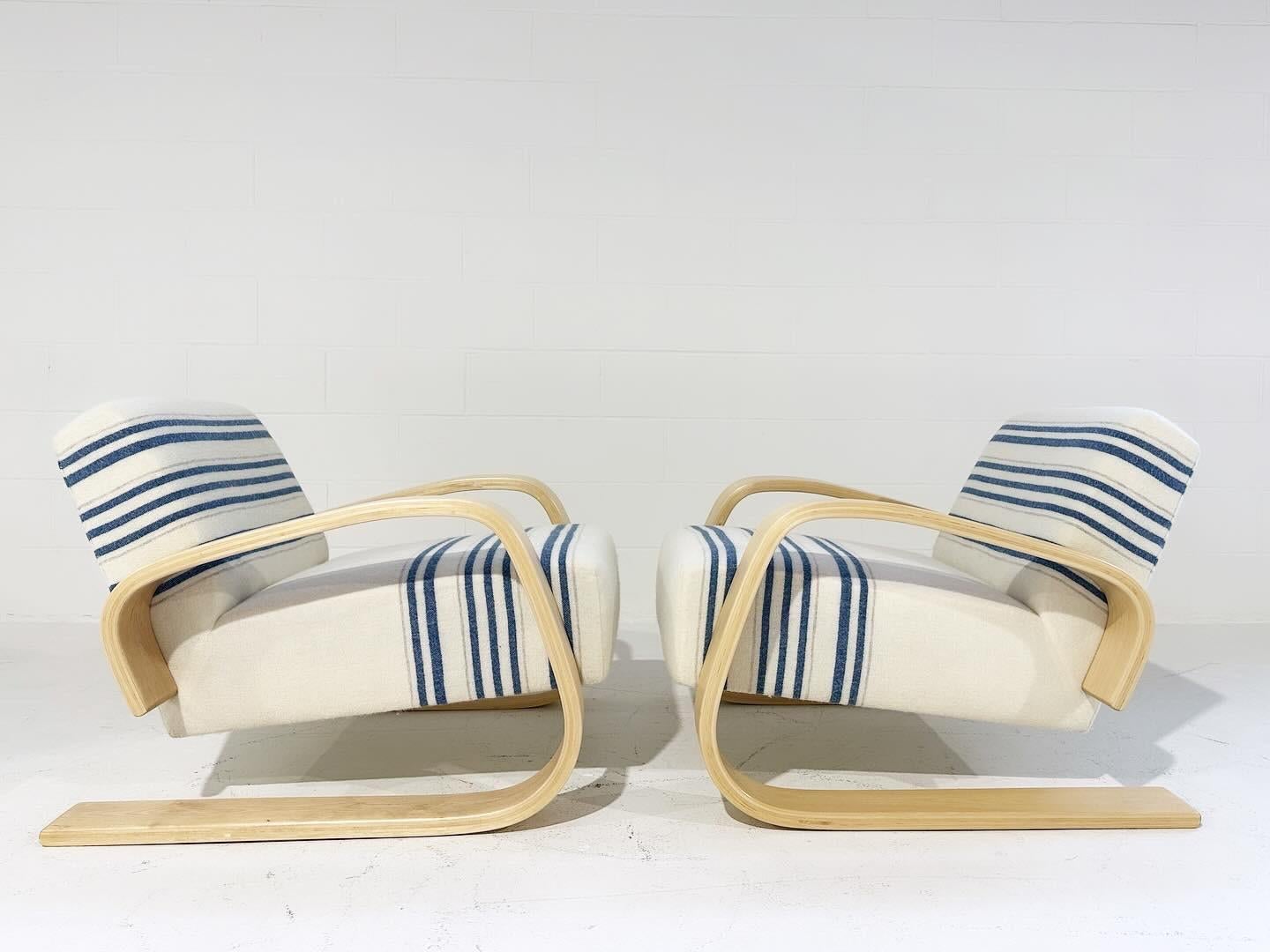 Alvar Aalto Modell 400 „Tank“ Stühle in Swans Island Company Decken, Paar (Wolle) im Angebot