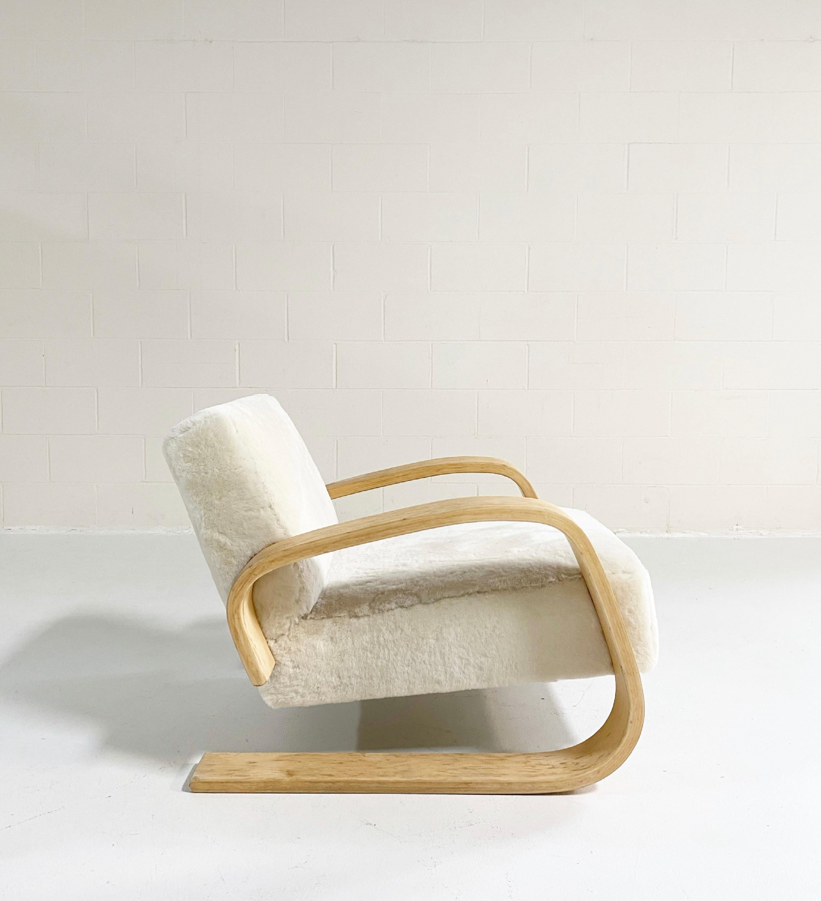 A beautiful Tank armchair, masterfully restored in ivory shearling. The Armchair 400 or 