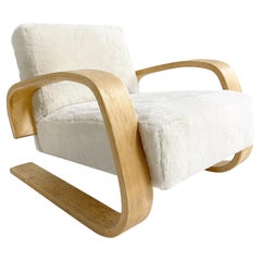 Chaise longue modèle 400 "Tank" d'Alvar Aalto en peau de mouton