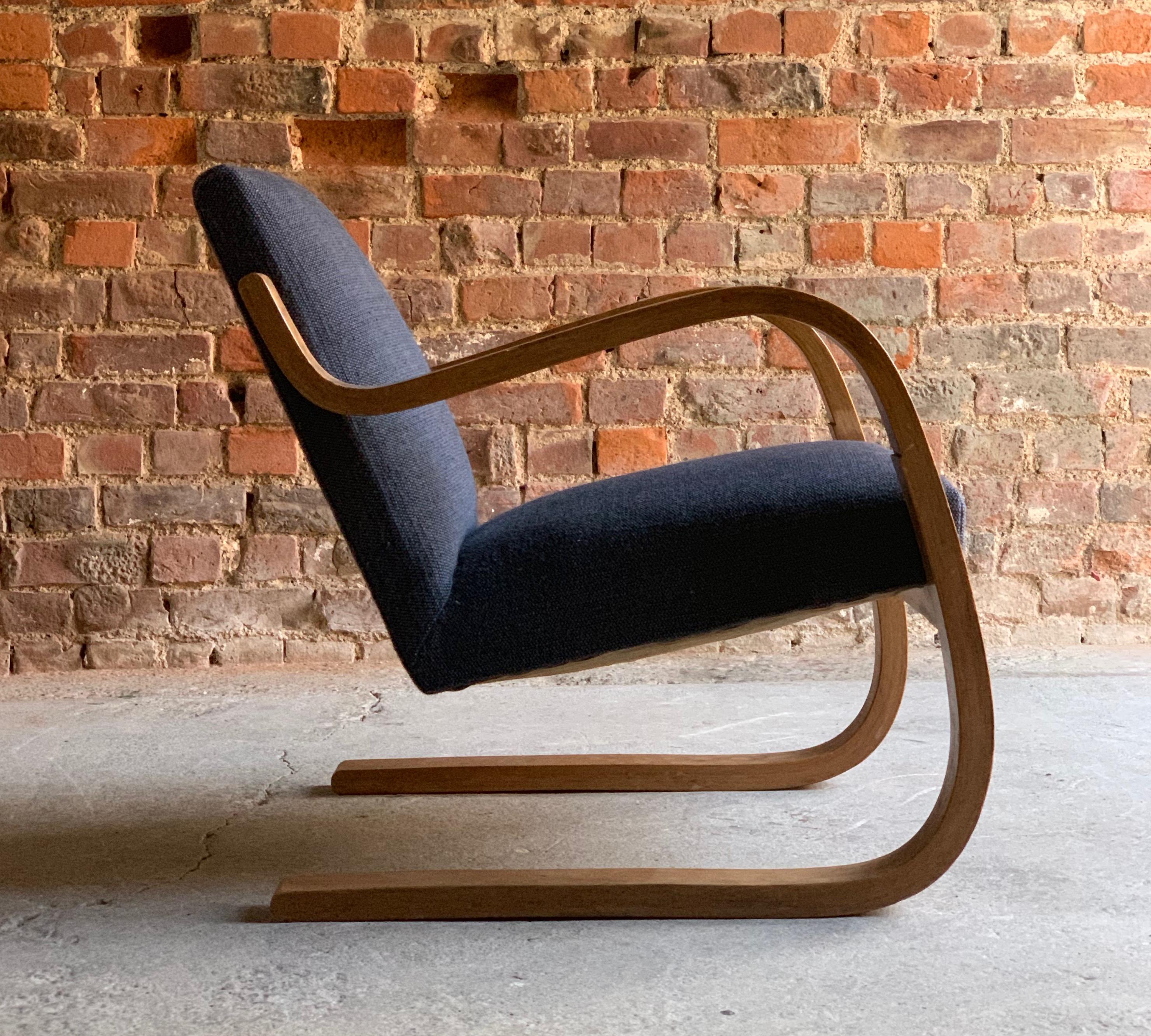 Alvar Aalto Model 402 lounge chair cantilever armchair original Finland circa 1930s

Early 20th century Alvar Aalto Model 402 lounge chair circa Finland 1930s, this fabulous armchair is an original 402 Alvar Aalto and was produced by Finmar in