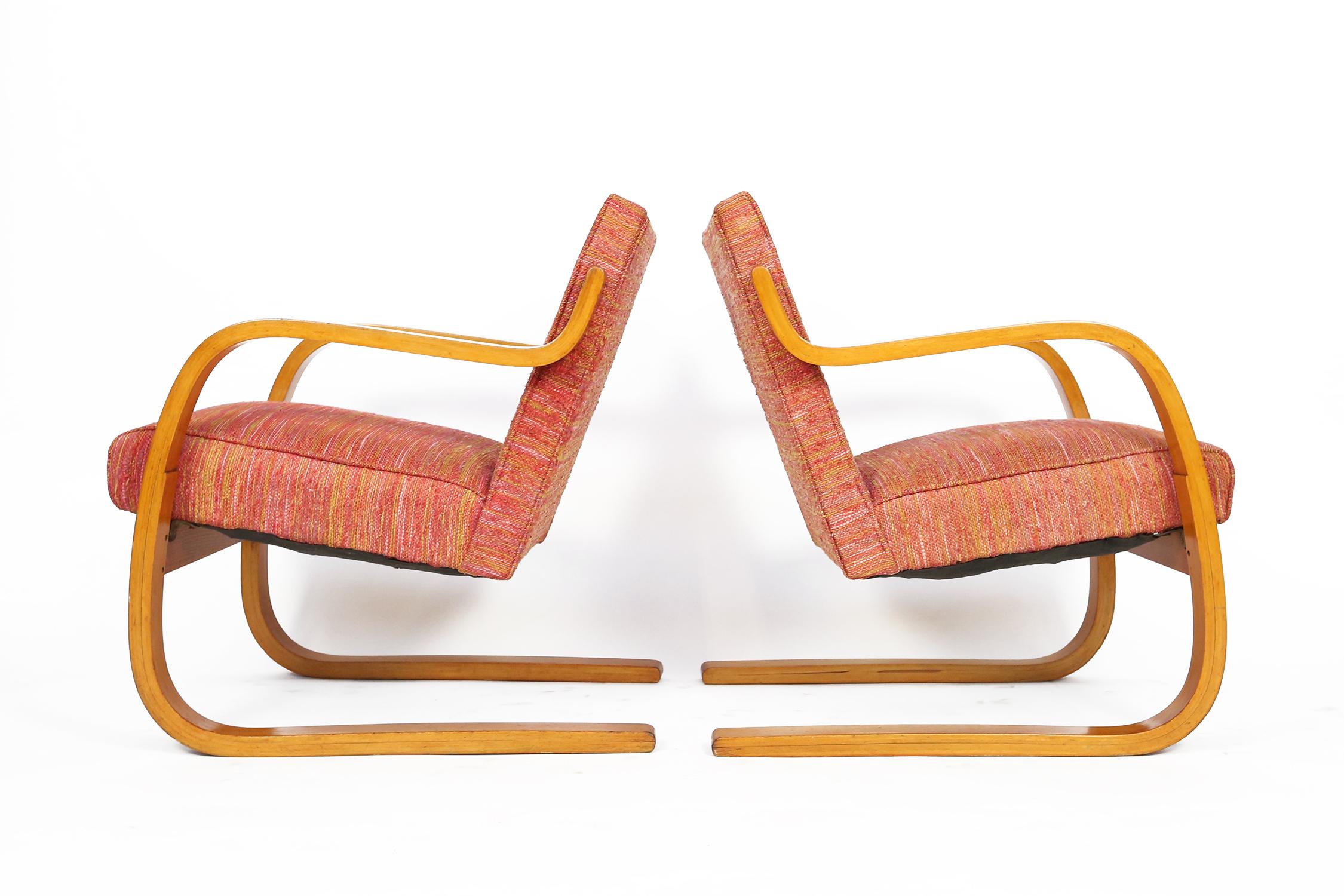 Frühes Paar Alvar Aalto Modell 402 Sessel:: aus den 1940er Jahren mit einem späteren Wollstoff in gutem Zustand.