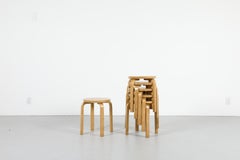 Sgabelli impilabili in betulla Alvar Aalto Model 60 di Artek