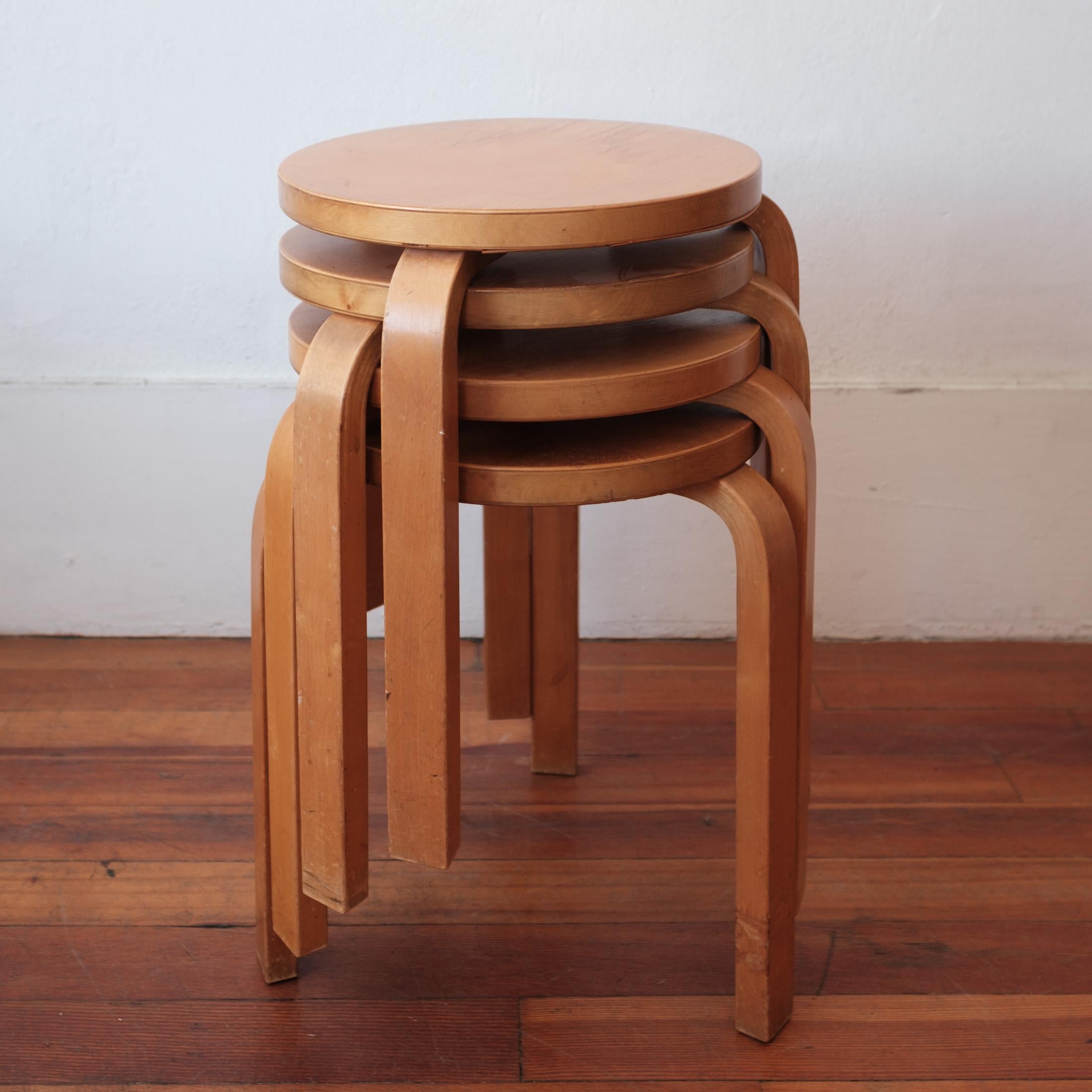 Un ensemble de quatre tabourets en bouleau Alvar Aalto modèle 60 assortis. Pieds en bois courbé de bouleau avec le design des pieds en bois courbé plumeux, signature d'Aalto. Elles ont été achetées dans la succession d'un couple de designers qui les