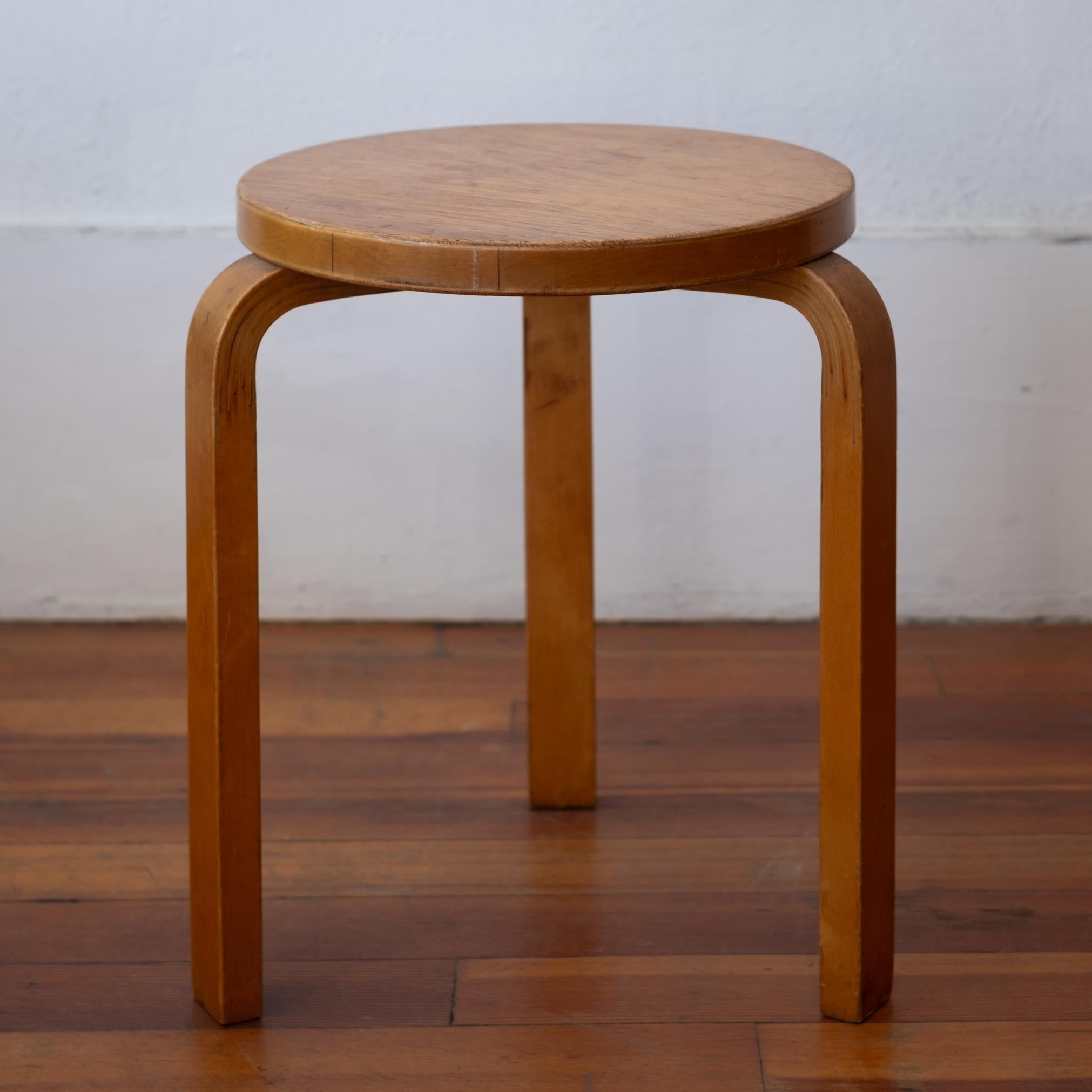 Tabouret en bouleau Alvar Aalto modèle 60 vintage. Pieds en bois courbé de bouleau avec le design des pieds en bois courbé plumeux, signature d'Aalto. Production suédoise Finsven de la fin des années 1940.   Belle patine, années 1950.
