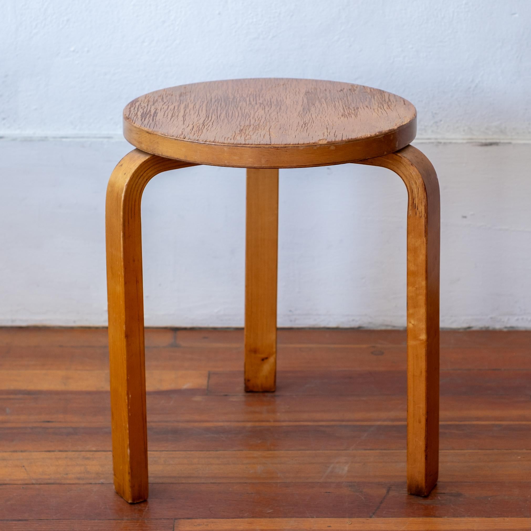 Tabouret en bouleau Alvar Aalto modèle 60 vintage. Pieds en bois courbé de bouleau avec le design des pieds en bois courbé plumeux, signature d'Aalto. Production suédoise Finsven de la fin des années 1940.   Belle patine, années 1950.
